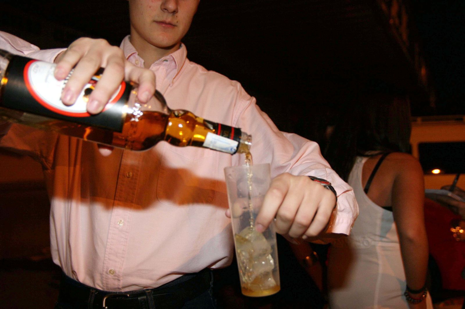 Un joven se echa un cubata