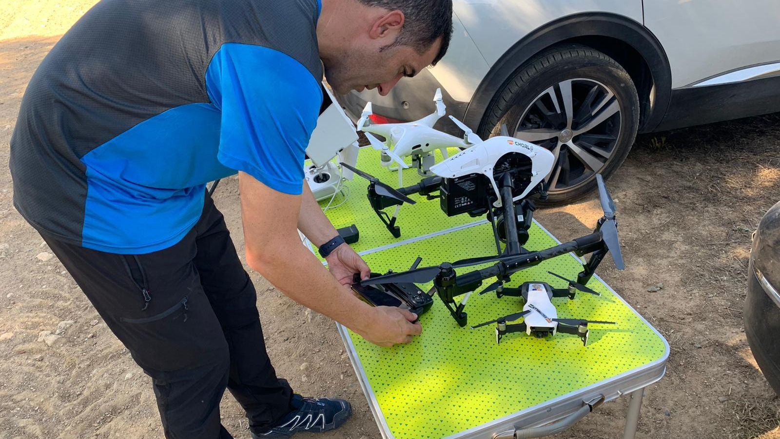 Un voluntario prepara el dron usado para localizar al desaparecido de Valverde.
