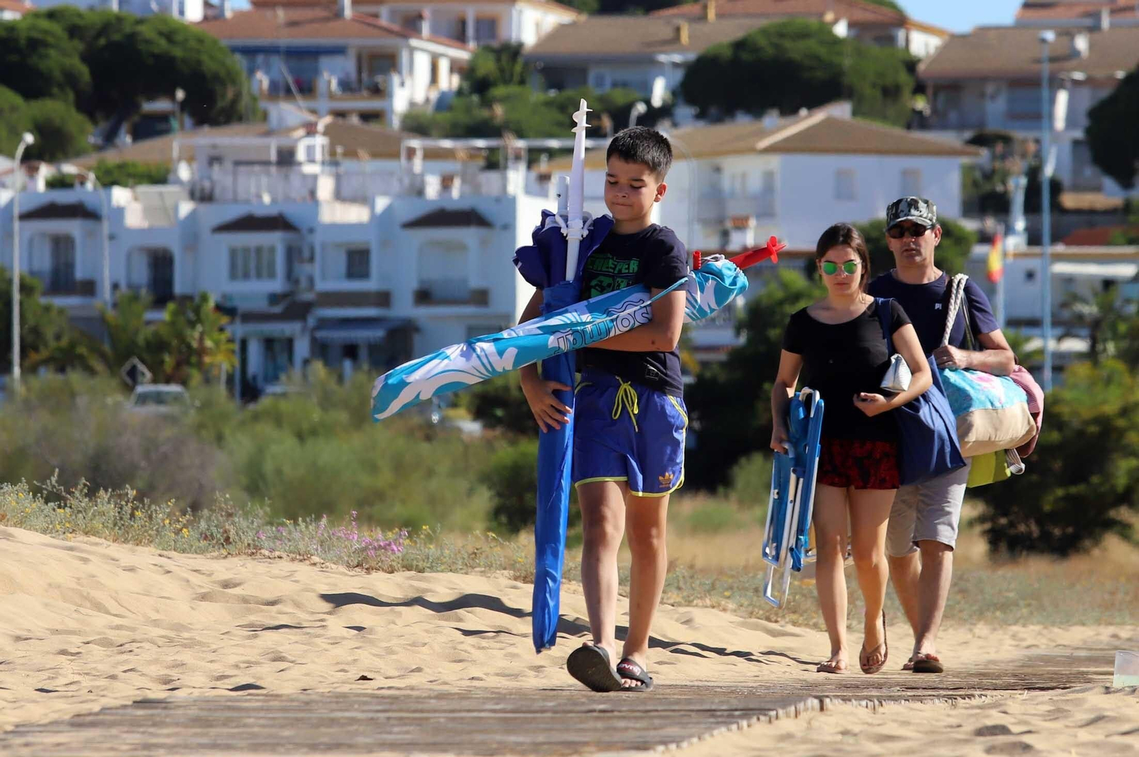 Las imágenes más destacadas del primer domingo de verano en las playas de Huelva