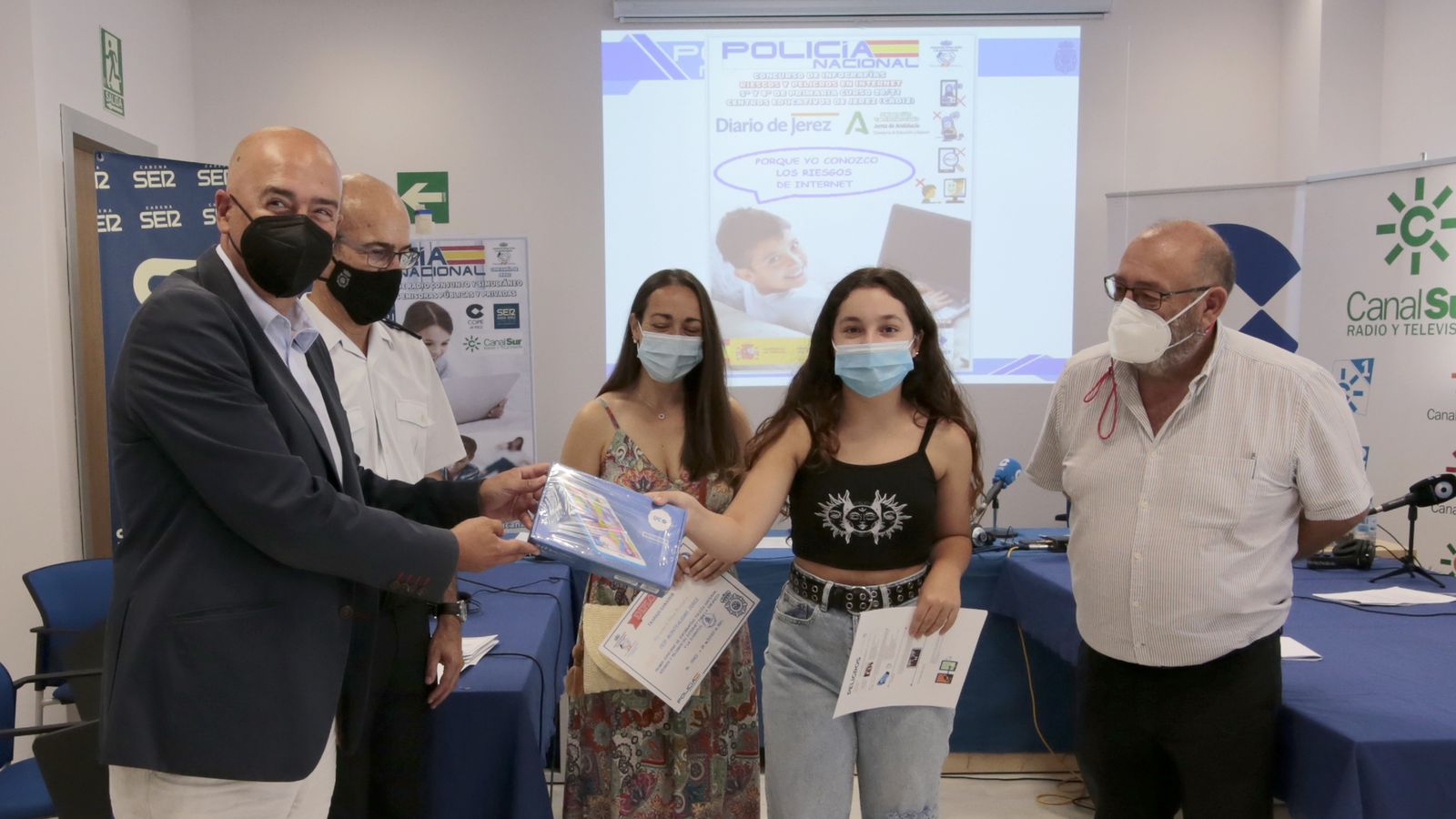 Premios del concurso escolar de infografías sobre riesgos de internet de Diario de Jerez y Policia Nacional