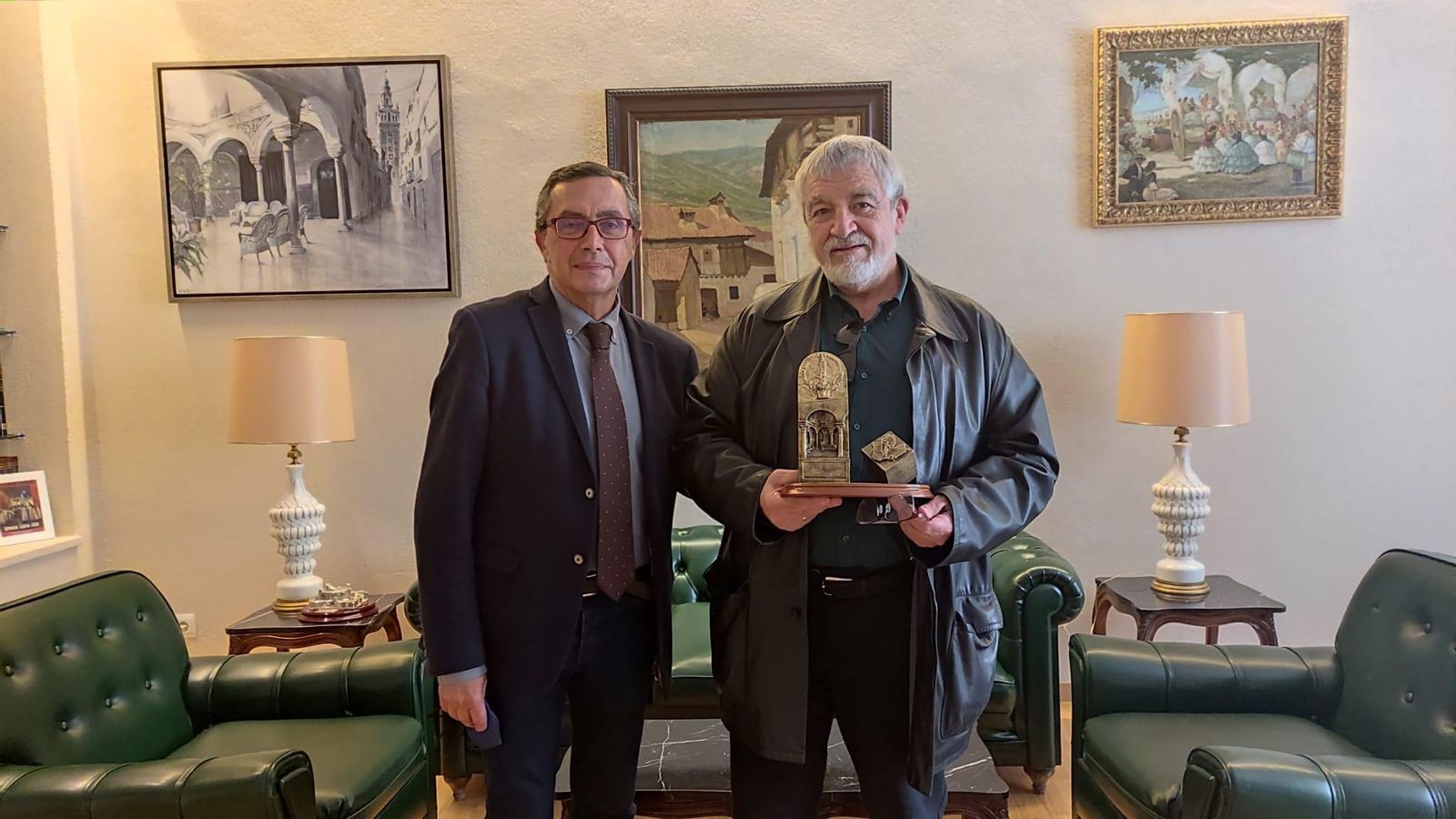 Momento de entrega de un obsequio por parte del presidente Práxedes Sánchez al profesor Juan Manuel Miñarro al término de la exposición como agradecimiento a su colaboración en esta edición de Círculo de Pasión.