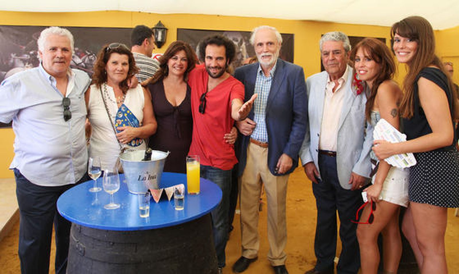 'El Canijo' de Los Delinqüentes, ayer en la caseta de este medio junto a Dolores Barroso y unos amigos.

Foto: Vanesa Lobo