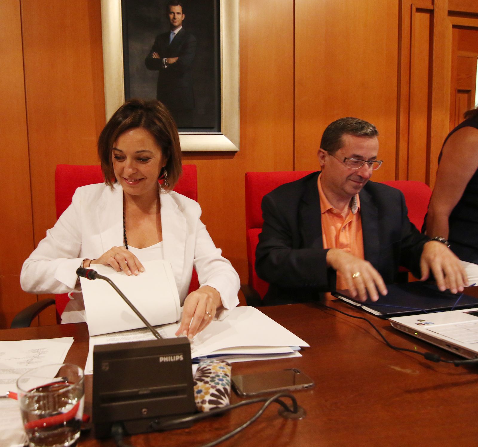 Valeriano Lavela, junto a la alcaldesa, al inicio de un Pleno municipal.