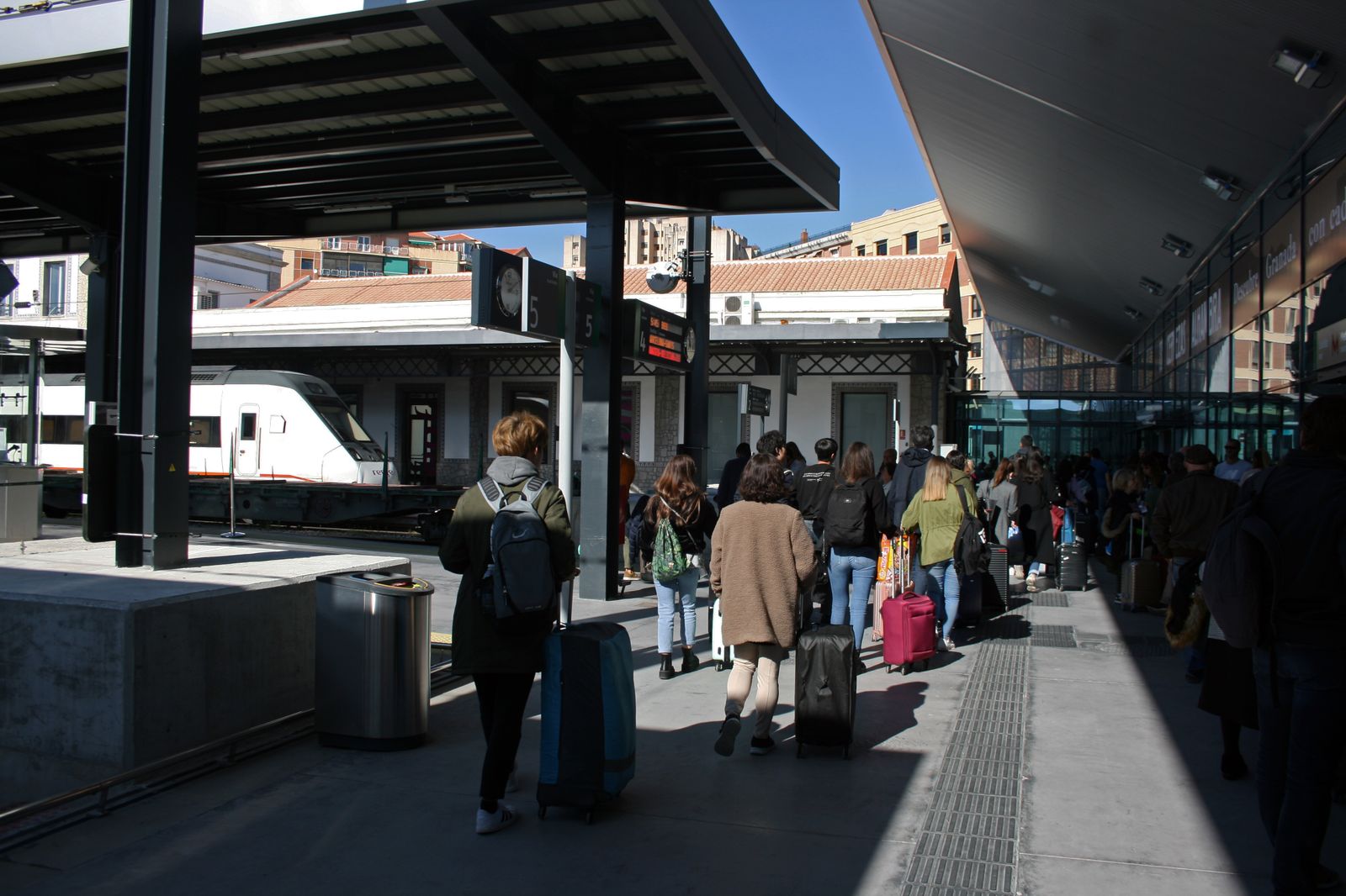 Pasajeros abandonan la Estación de Ferrocarril de Granada