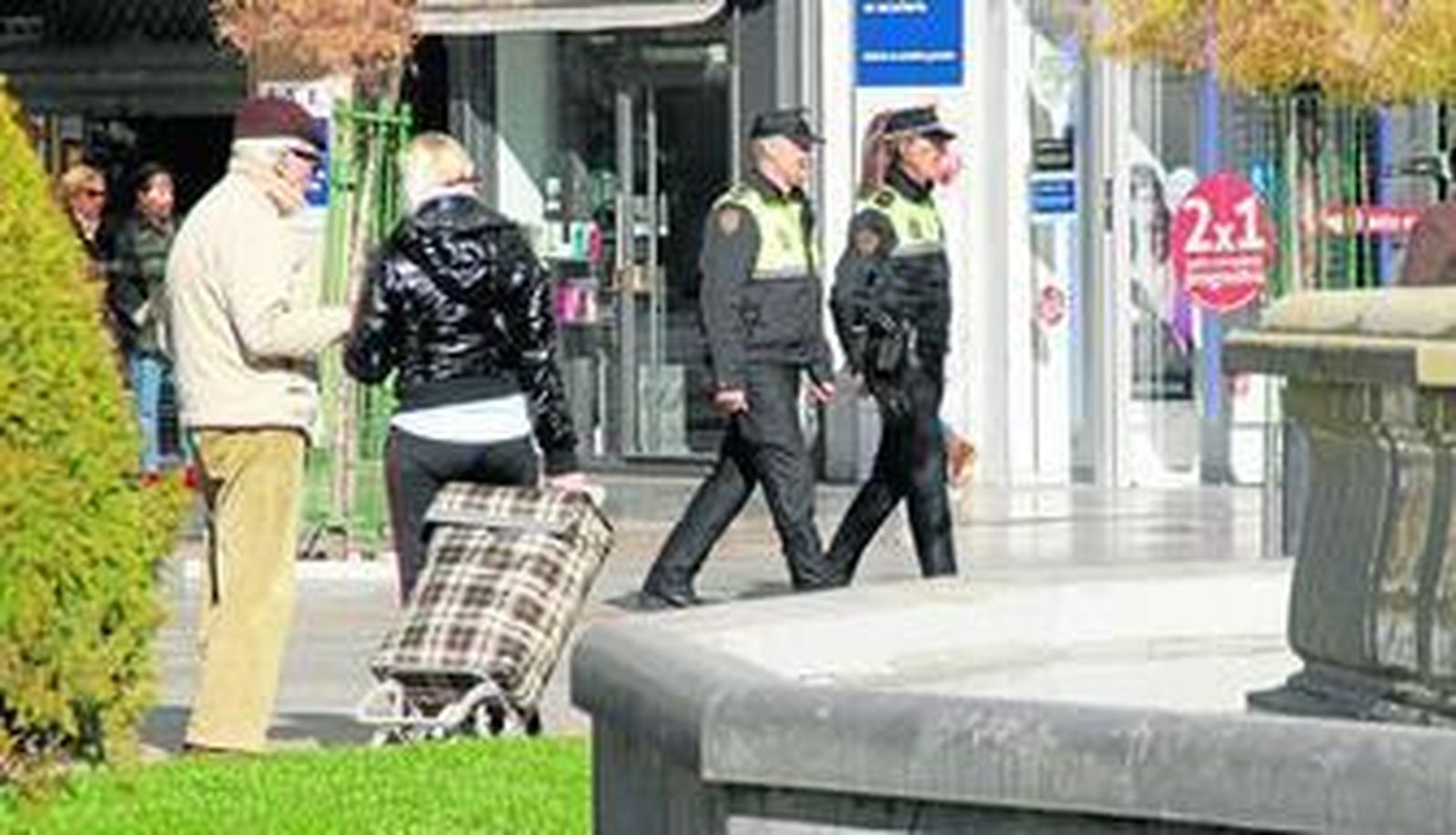 Agentes de la Policía Local paseaban también ayer por los alrededores de la fuente de las Batallas en el corazón del casco histórico de la capital.