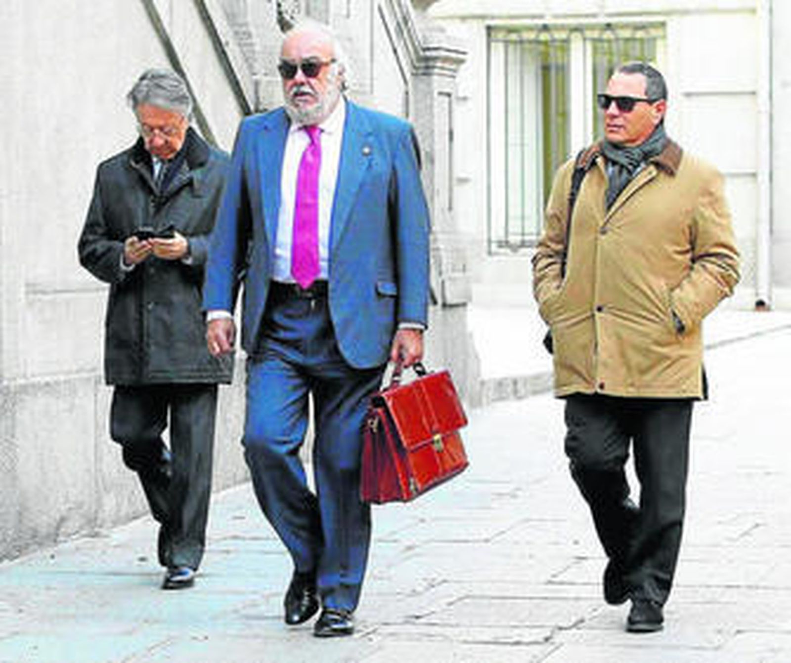 Juan Pedro Cosano, en el centro, y Bernardo Villar, a la derecha, llegando ayer al Tribunal Supremo.