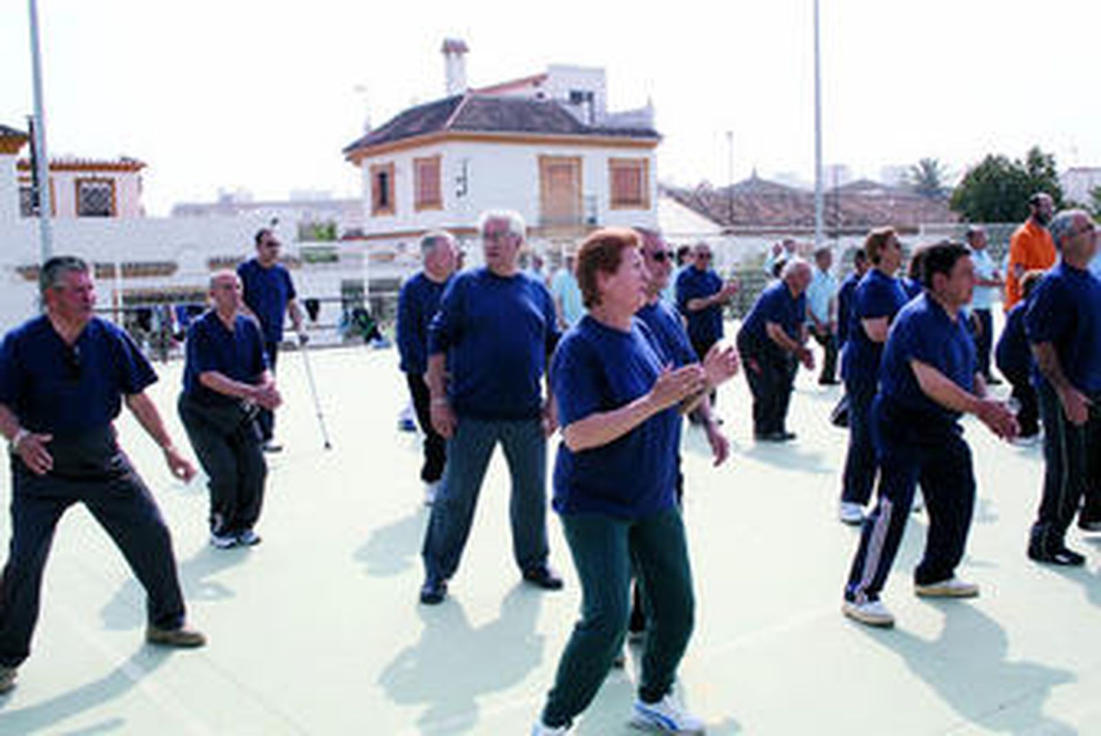 Participantes de una sesión de ejercicios realizados para aumentar la función cardiaca.