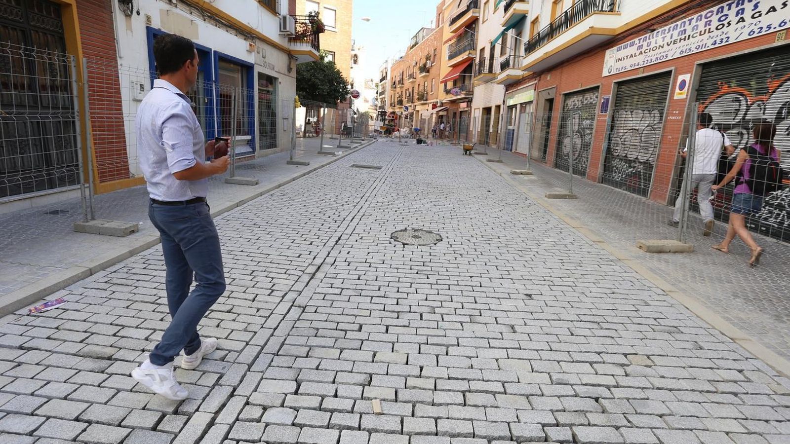 Aceras y calzada han quedado casi al mismo nivel en la calle Francisco Carrión Mejías.