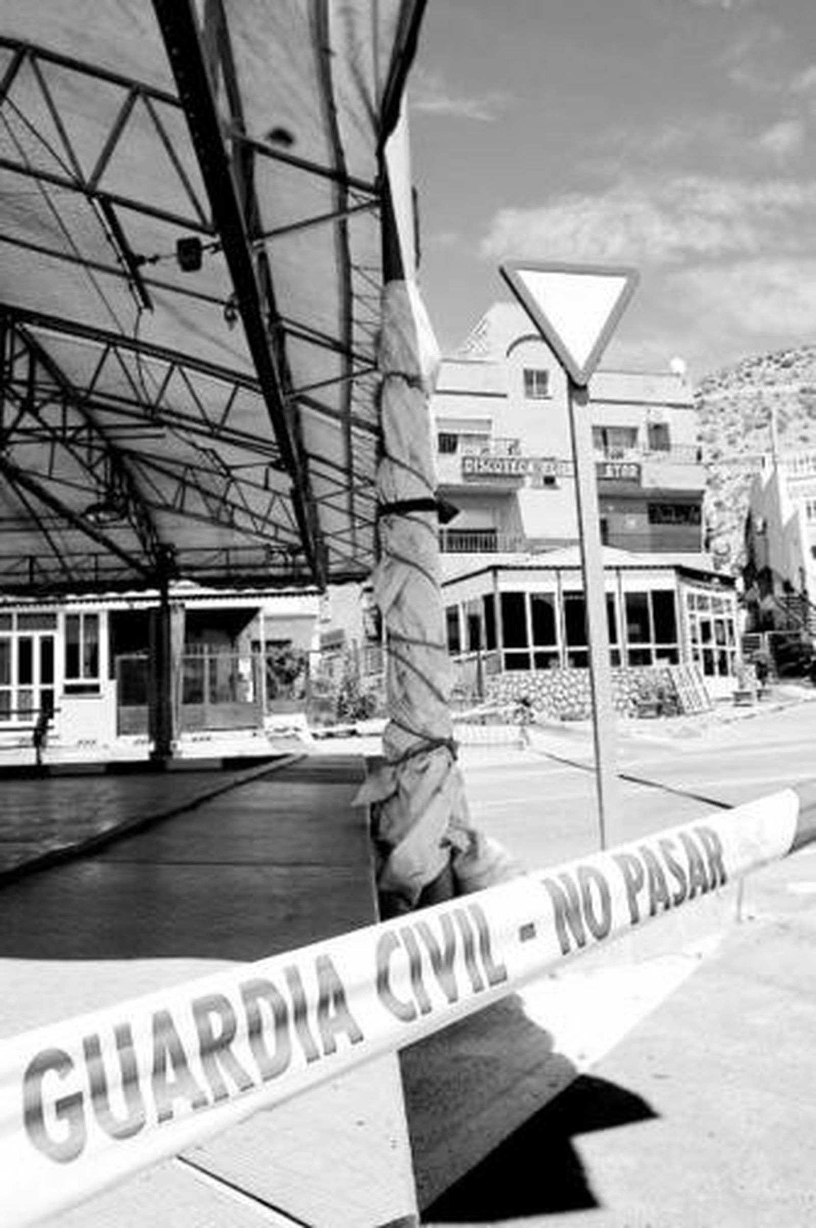 Un crespón lucía en la farola donde falleció el menor.