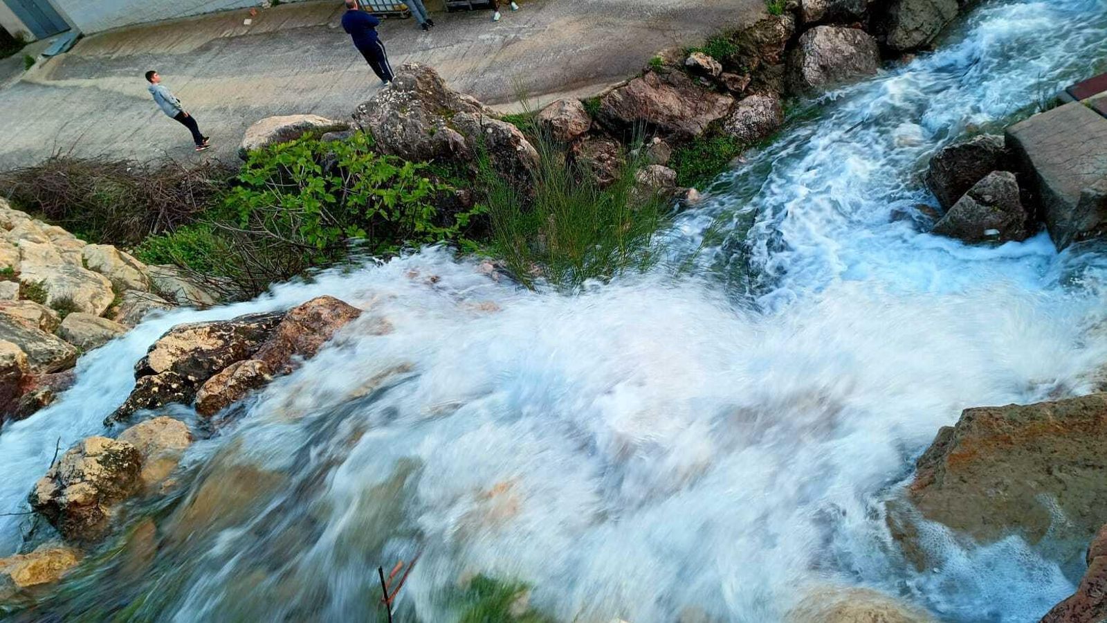 Imagen del caudaloso afluente del río Guaro Imagen del caudaloso afluente del río Guaro