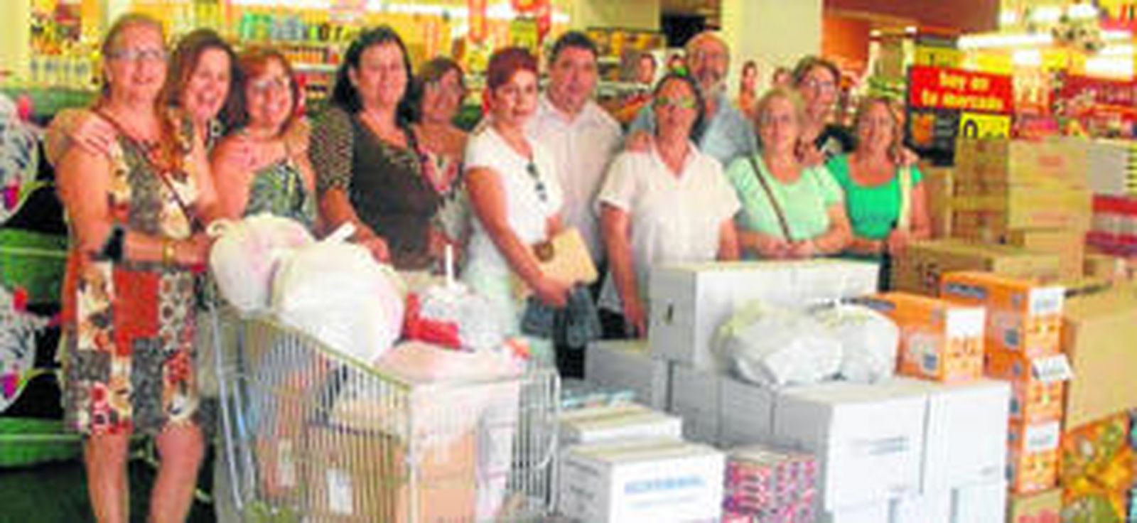 Miembros del grupo GES, en el momento de la entrega de los víveres.