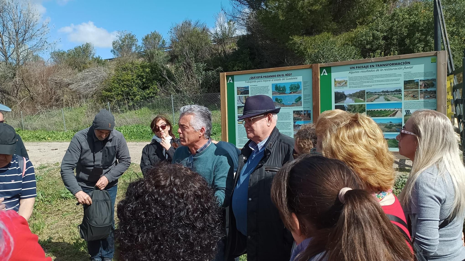 Multitudinaria visita guiada al puente de Cartuja en Jerez