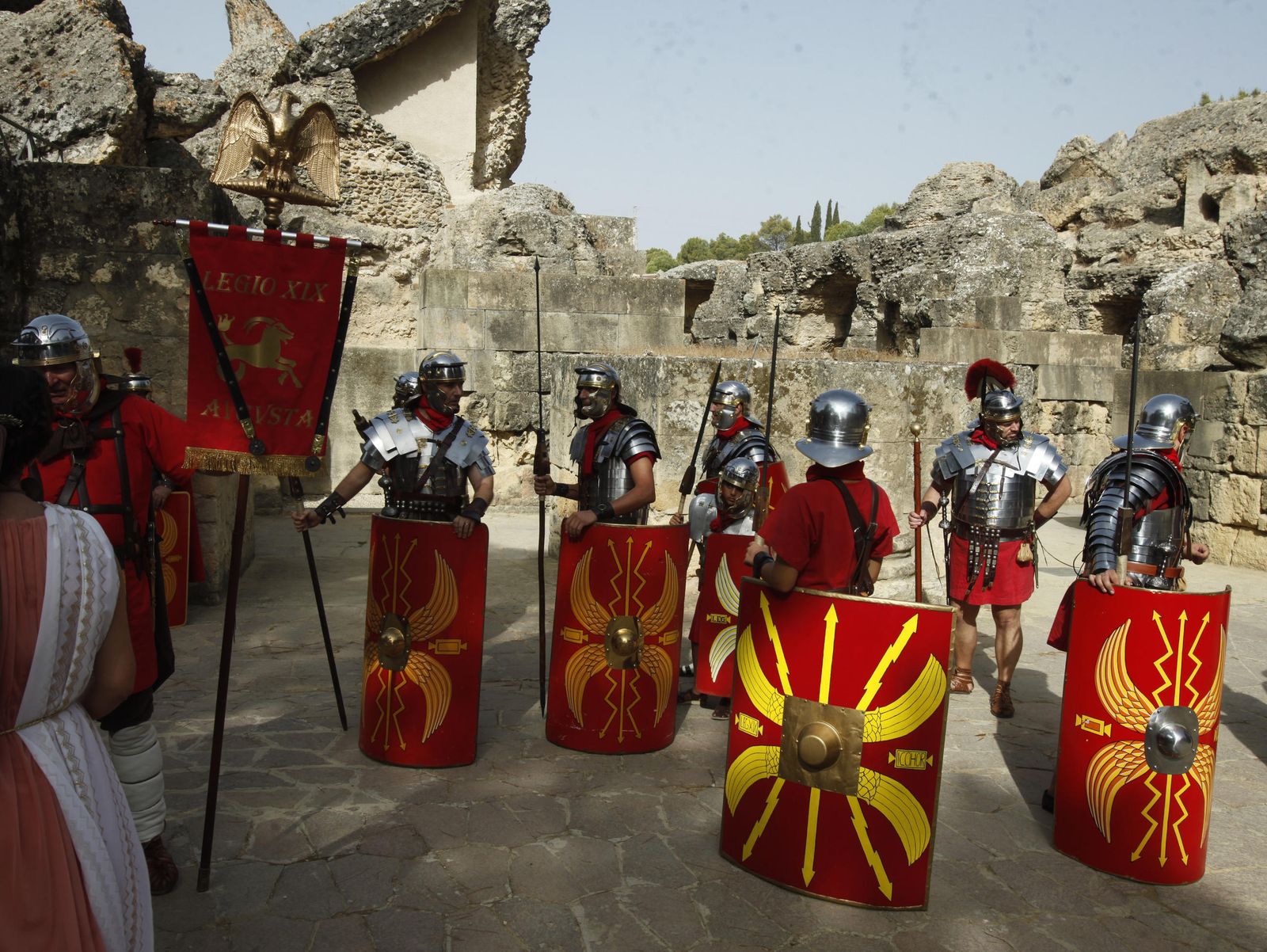 Vestidos de romanos para reivindicar que Itálica sea Patrimonio de la Humanidad