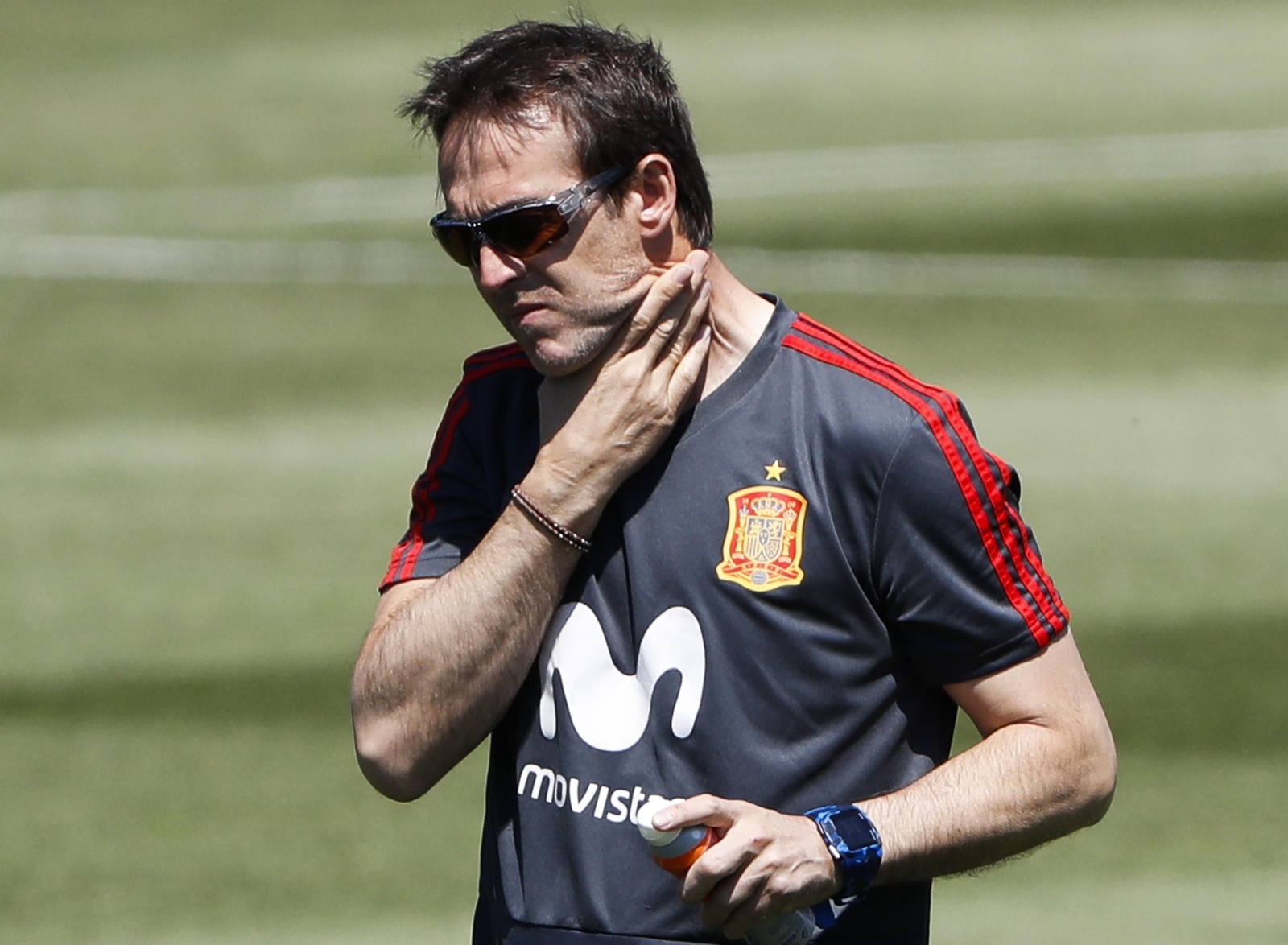 El seleccionador español, Julen Lopetegui, se toca el cuello durante el entrenamiento de la selección.