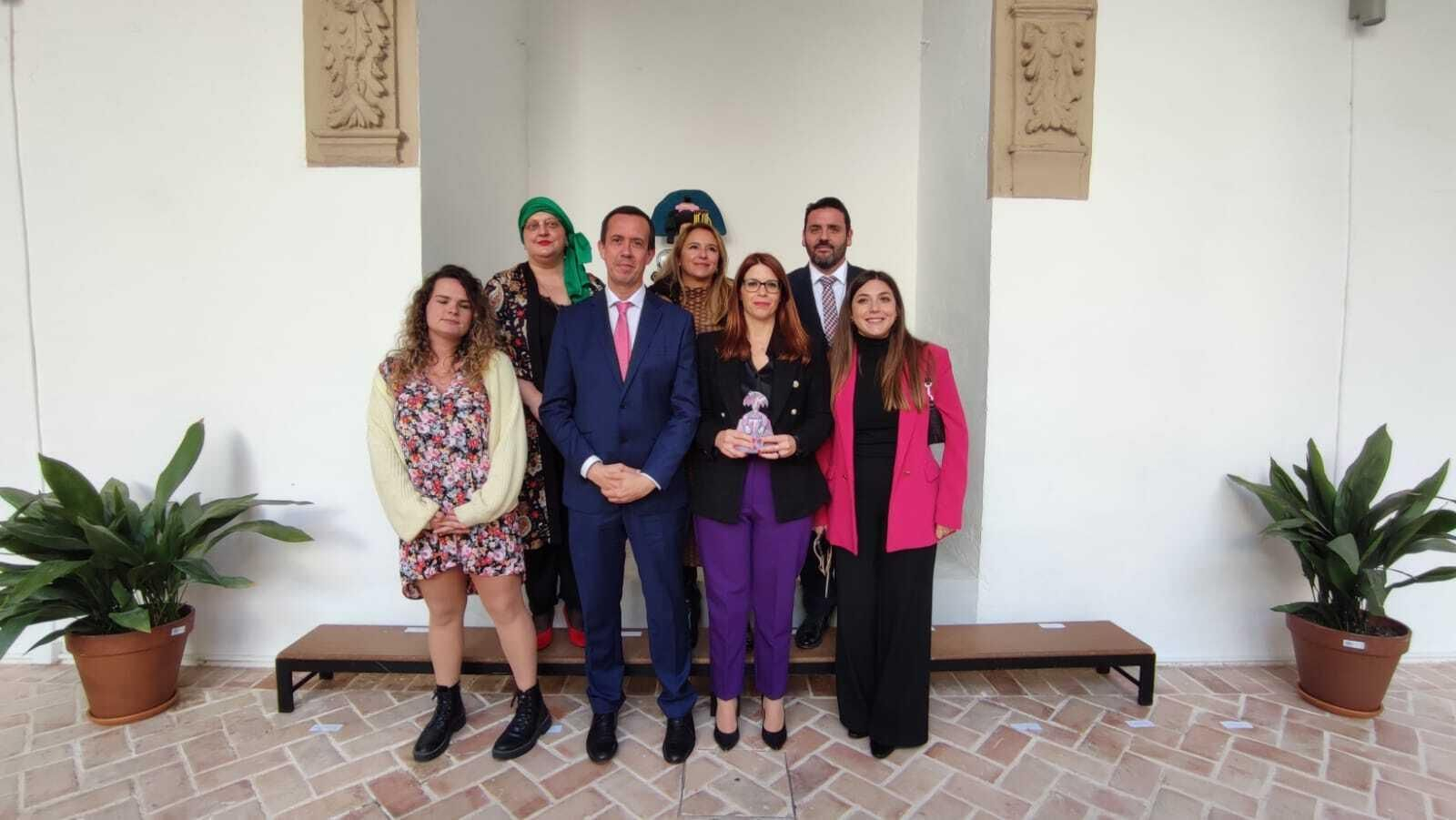 La presidenta de la Mancomunidad, el subdelegado del Gobierno y las premiadas.