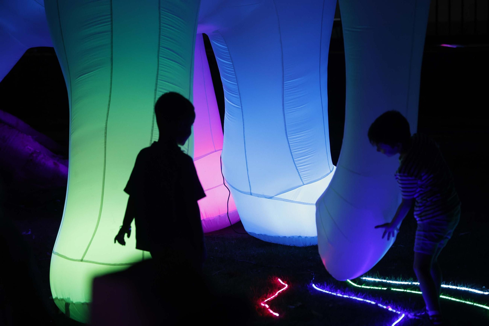 Fotos de los jardines mágicos de la Noche en Blanco de La Línea