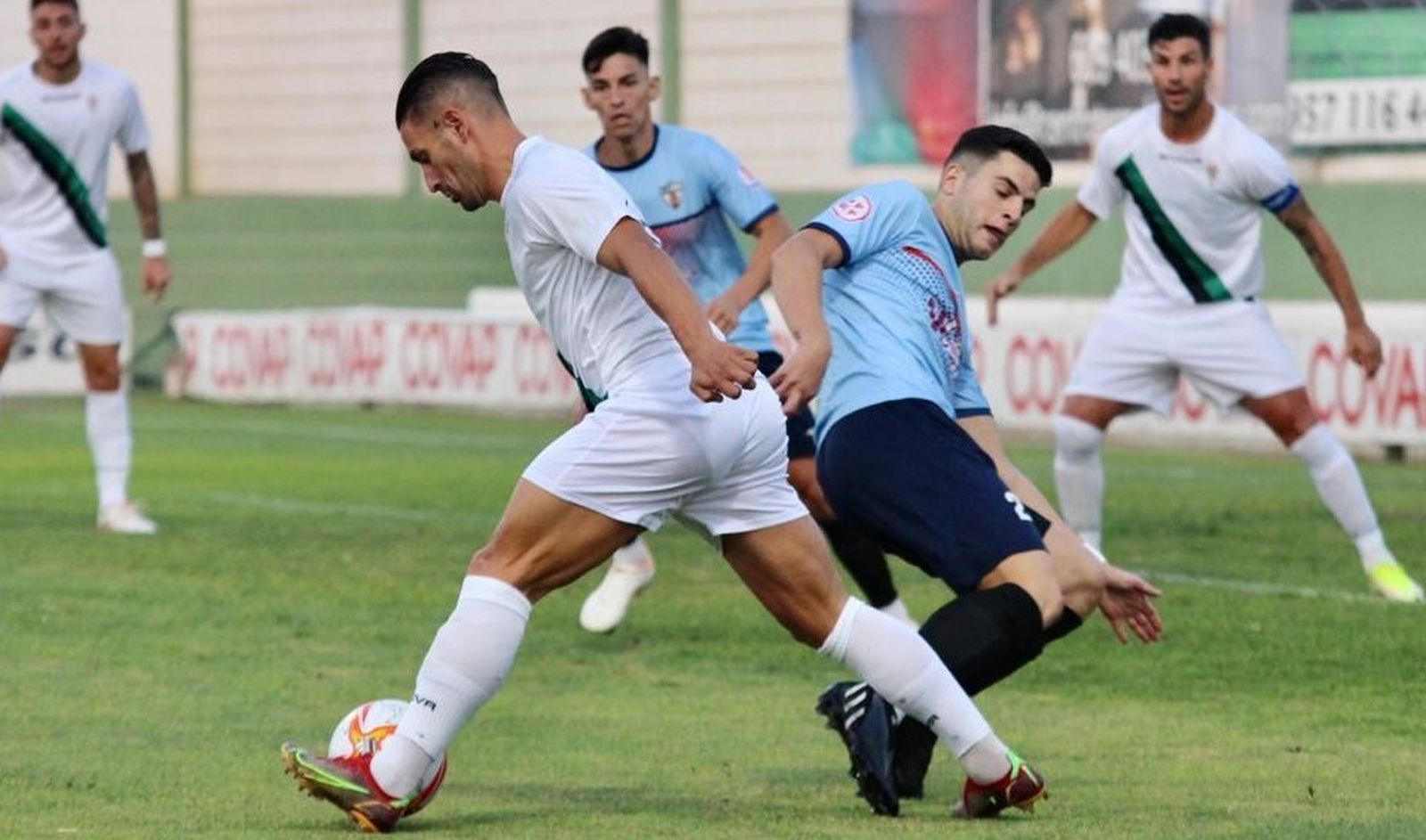 Kike Márquez intenta esquivar la entrada de un rival.