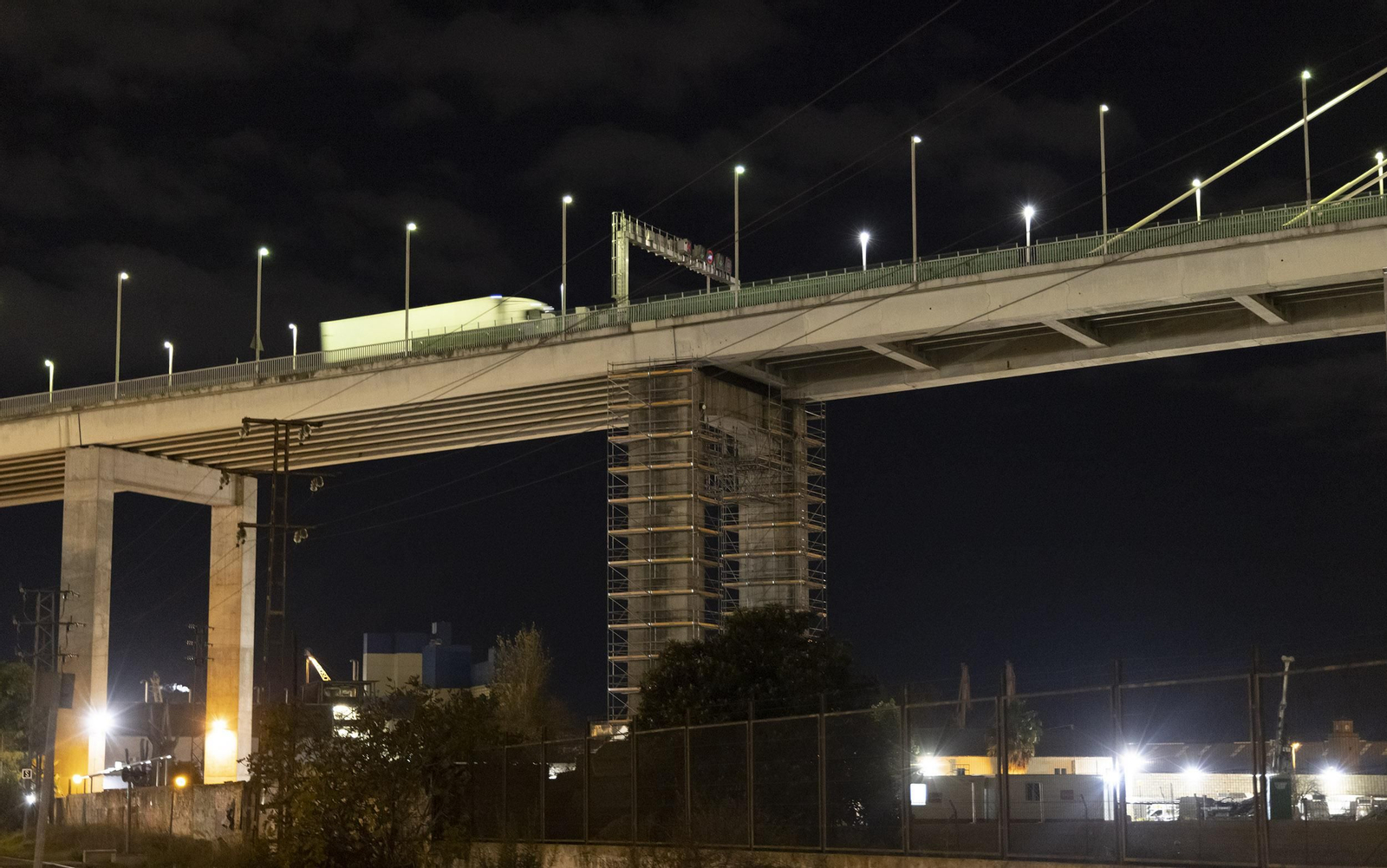 El puente del Centenario de noche con parte de las estructuras para su reforma.