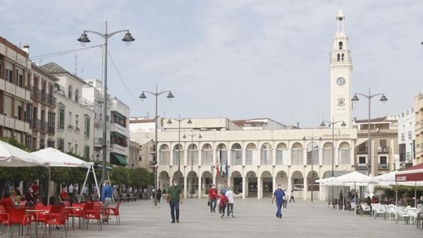 Al fondo, el edificio del ayuntamiento de Lucena.