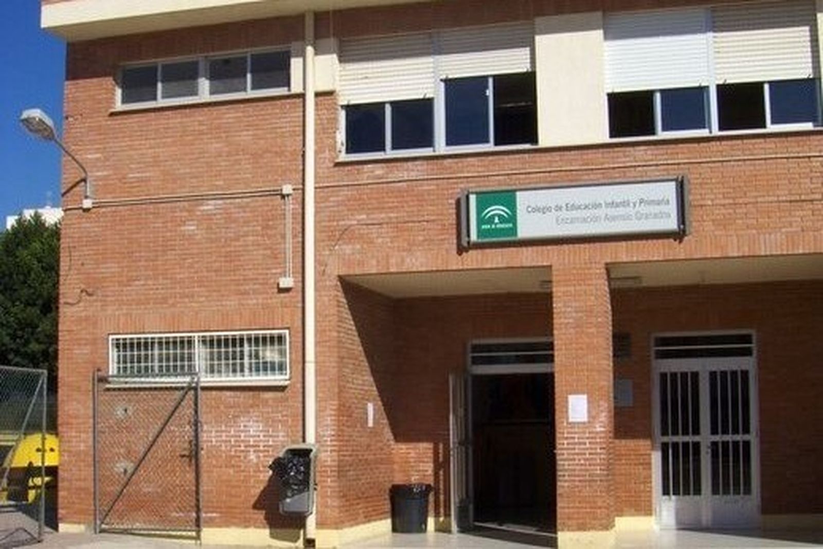 Fachada del colegio cuevano.