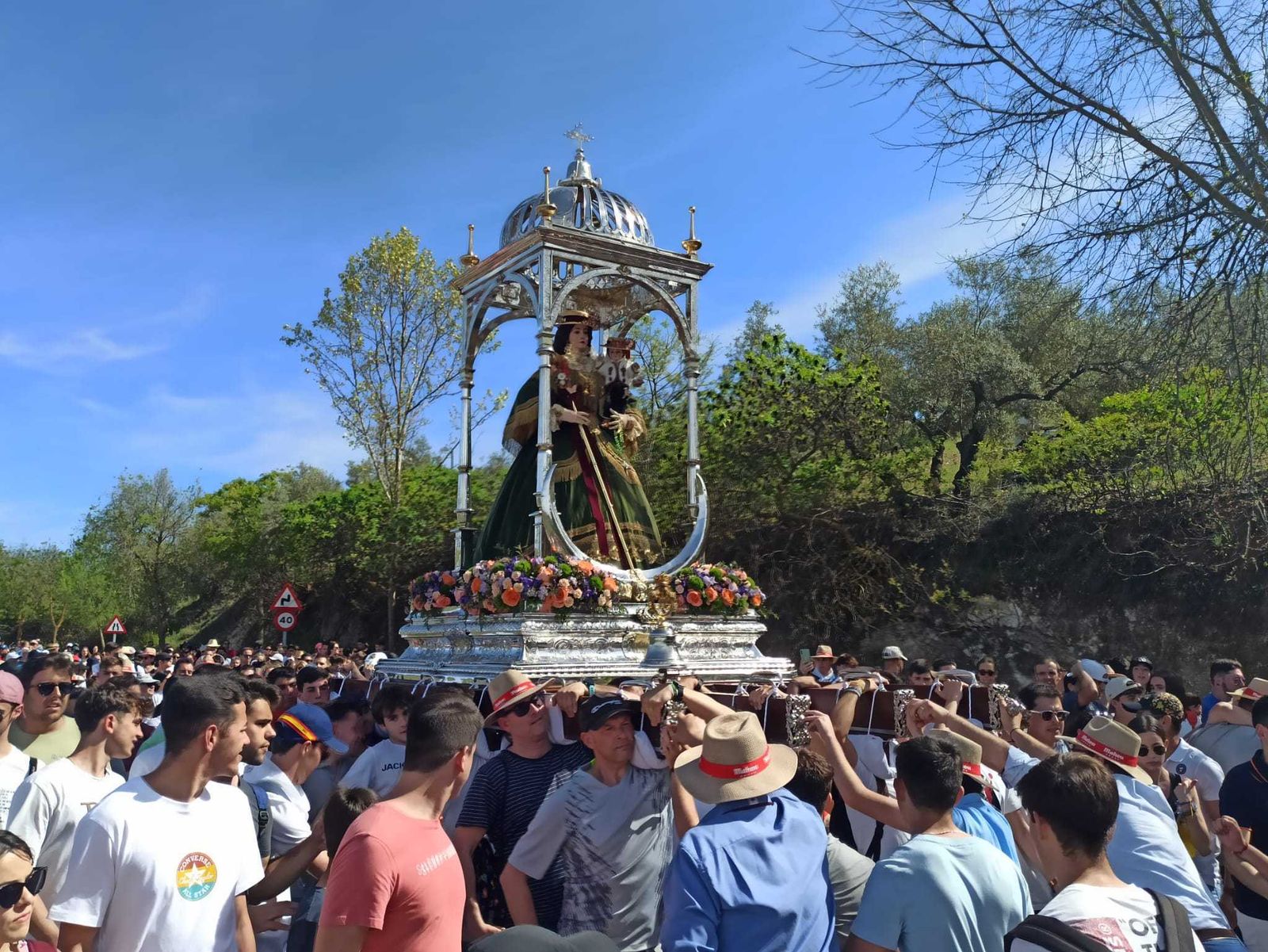 La Virgen de Araceli, durante su recorrido de bajada desde el Santuario de Aras.