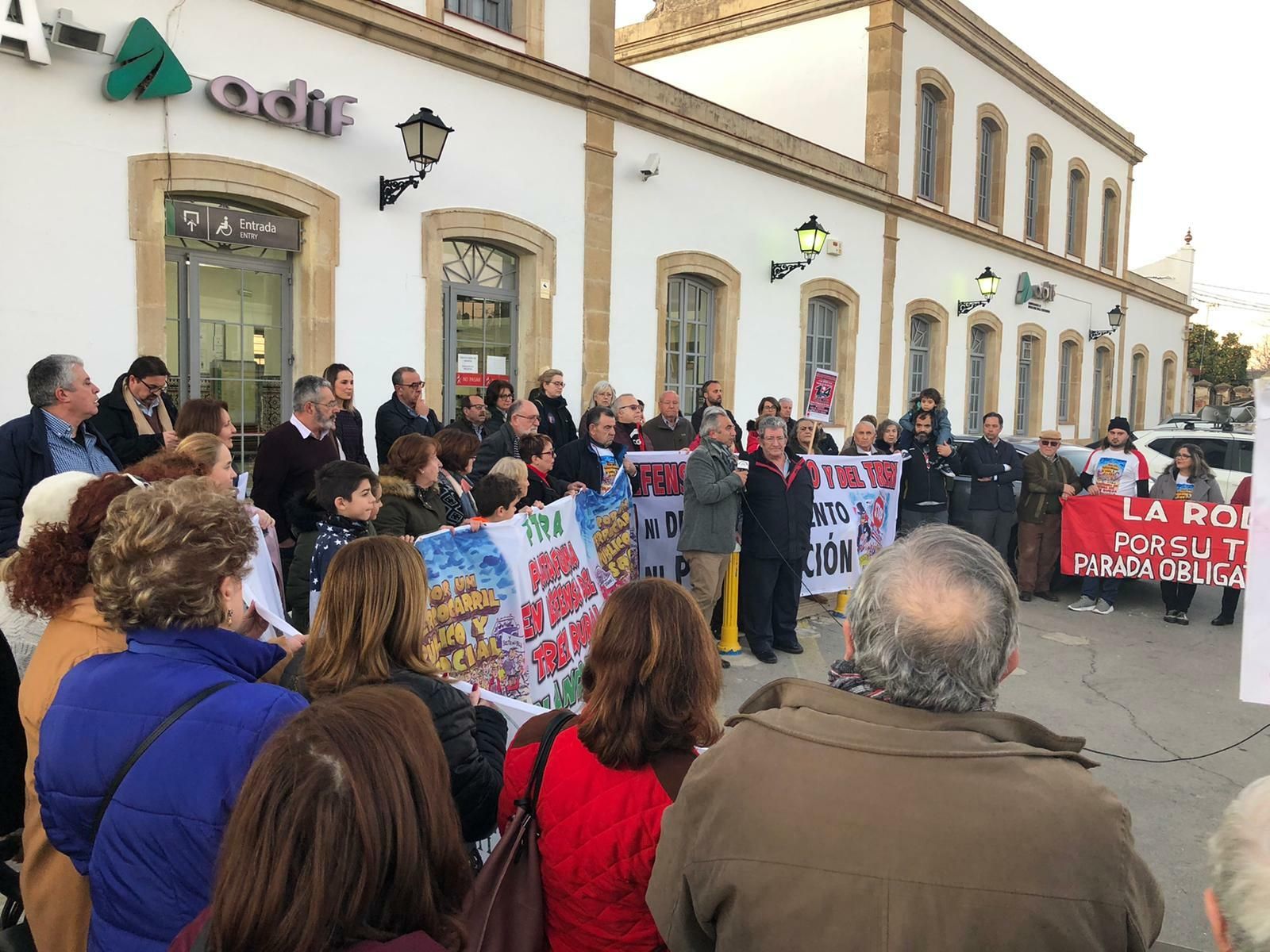 Concentración ayer en Bobadilla para protestar por la situación del servicio de tren en Andalucía.