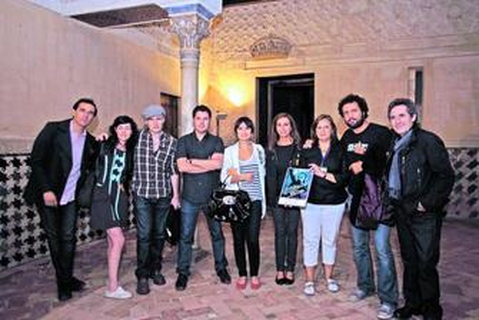 Miguel Ríos, ayer, durante su visita a la Alhambra rodeado de los amigos que participarán esta noche en su concierto de despedida.