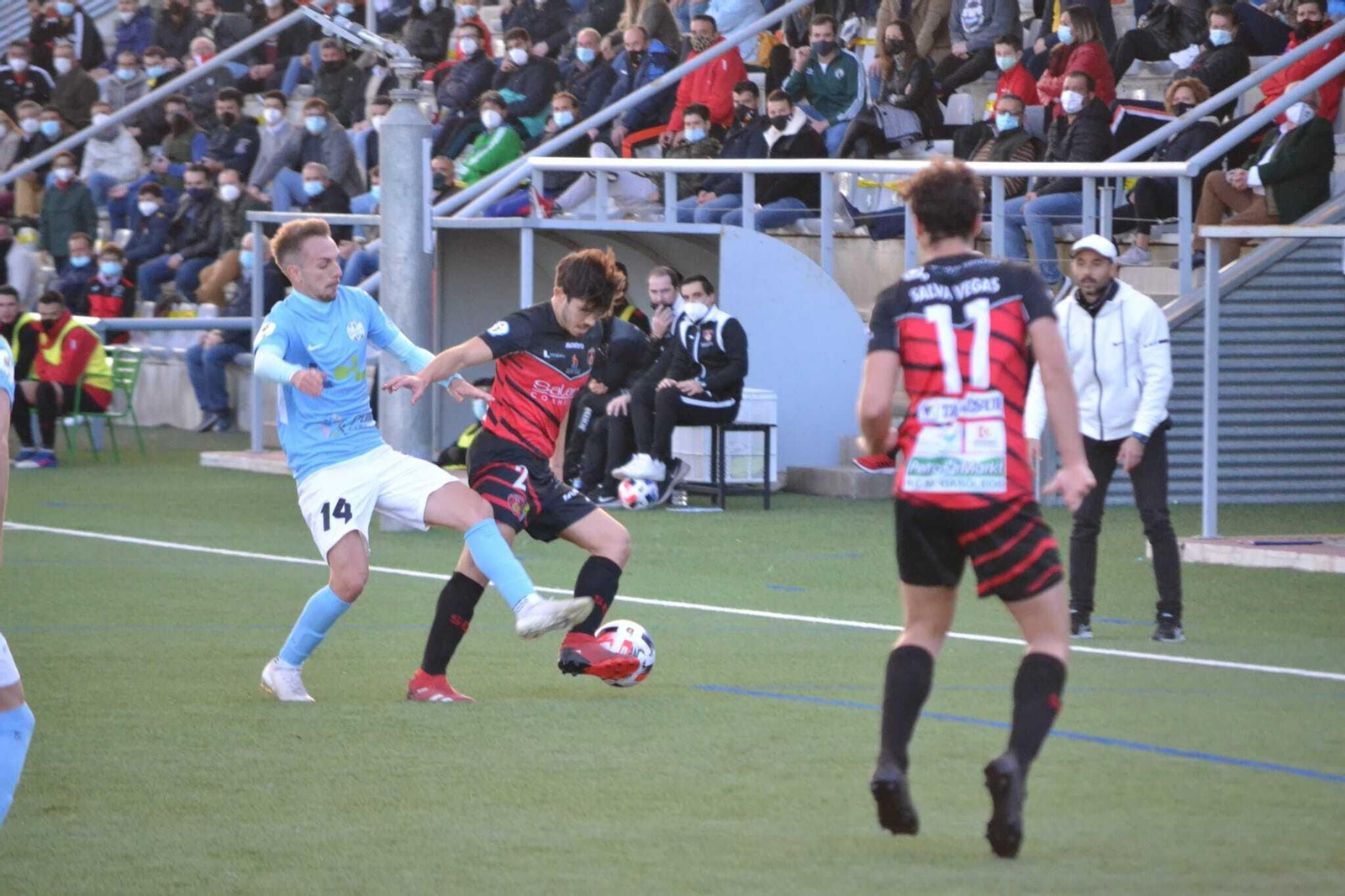 Carmona es presionado por Víctor Morillo en presencia de Salva Vegas.