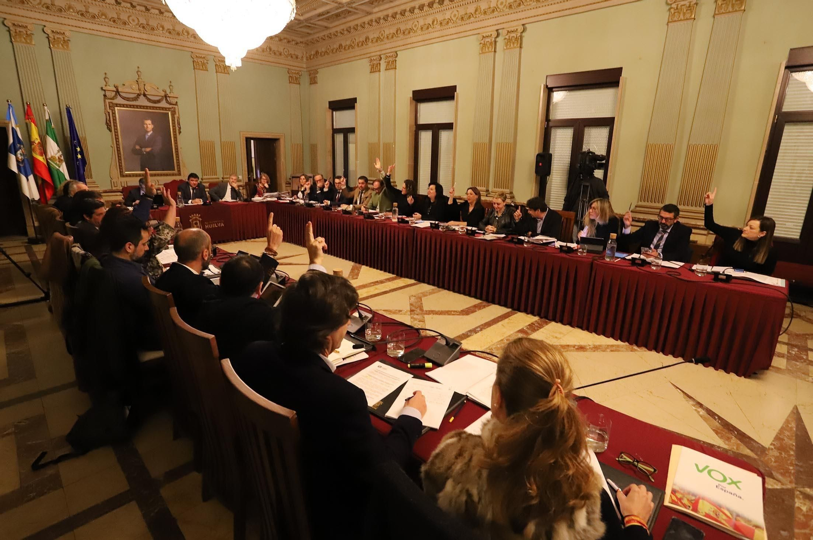 Imágenes del pleno del Ayuntamiento de Huelva