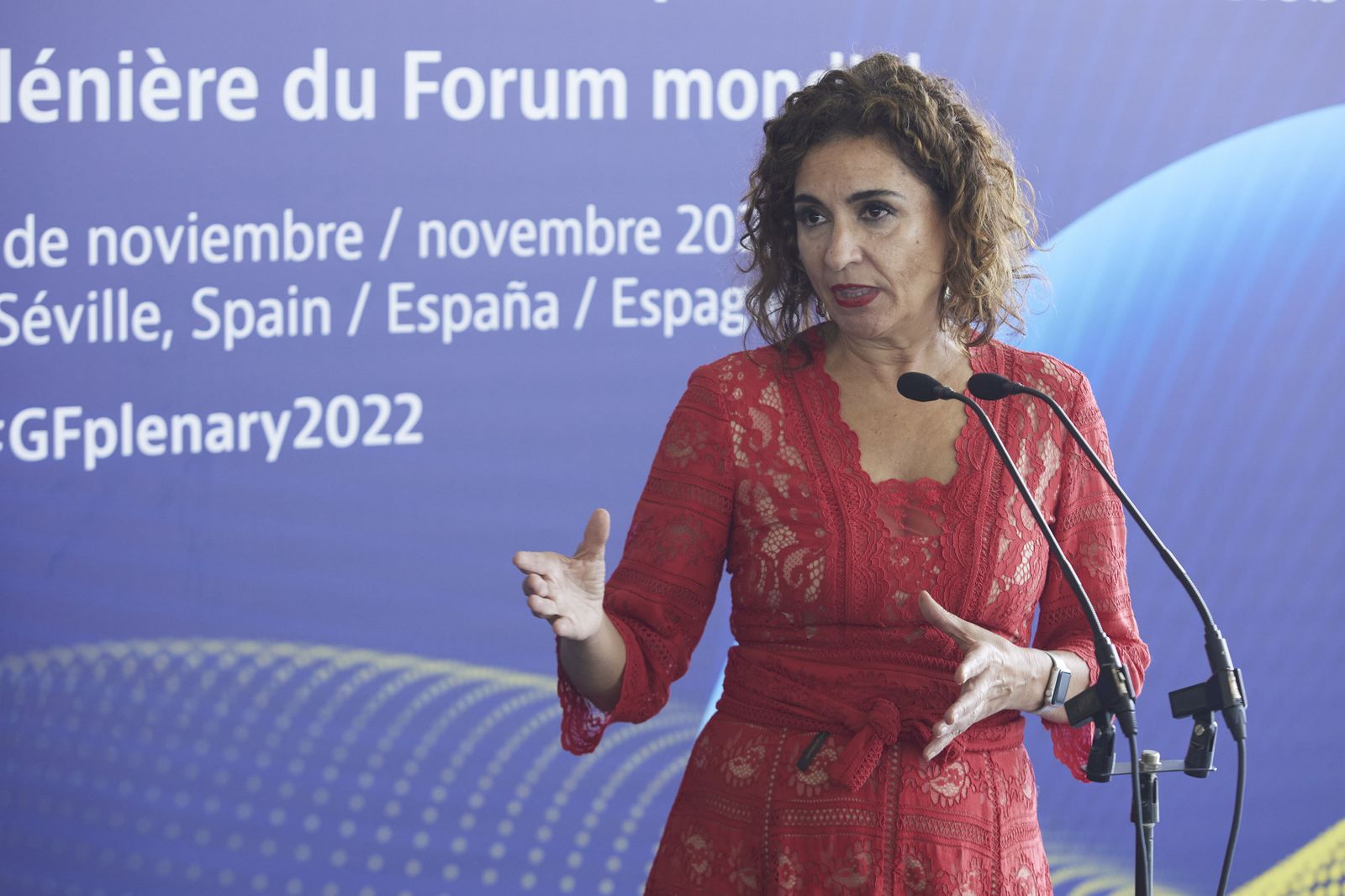 La ministra de Hacienda y Función Pública, María Jesús Montero, atiende a los medios de comunicación durante la inauguración del Foro Global sobre Transparencia e Intercambio de Información con Fines Fiscales de la OCDE.
