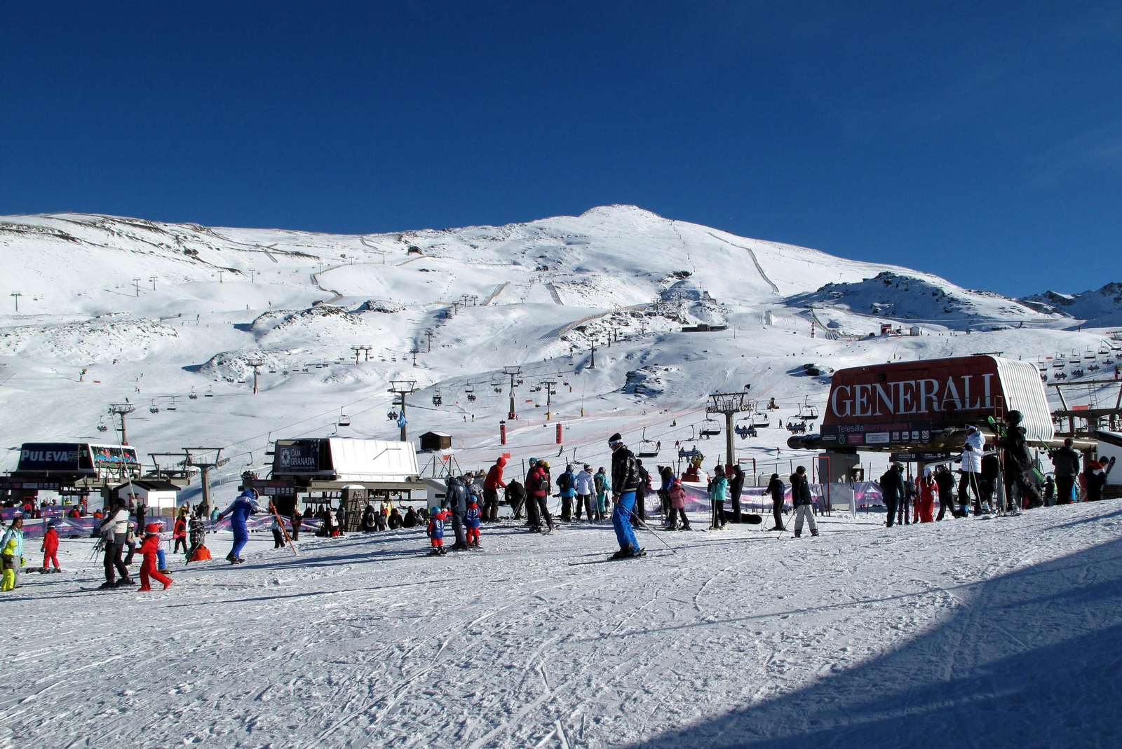 La estación de esquí granadina es un destino preferente para los amantes de la nieve durante el puente.