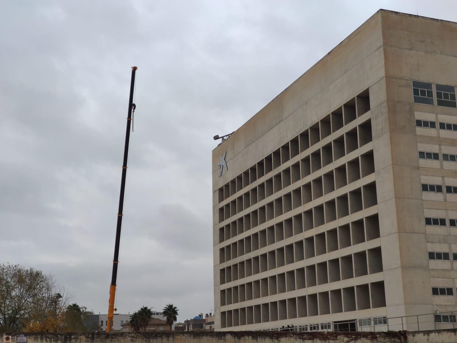 Esta mañana se ha retirado el logo de CaixaBank.
