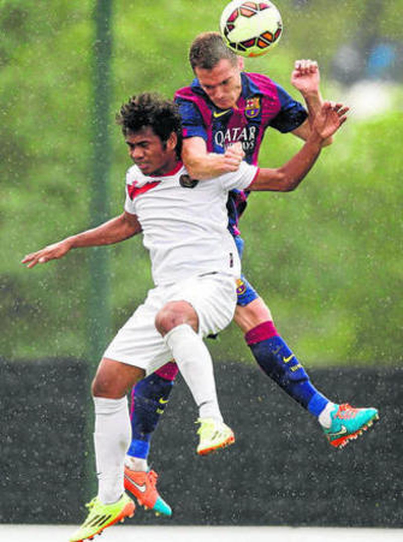 Vermaelen pugna en el amistoso Barça B-Indonesia de septiembre.