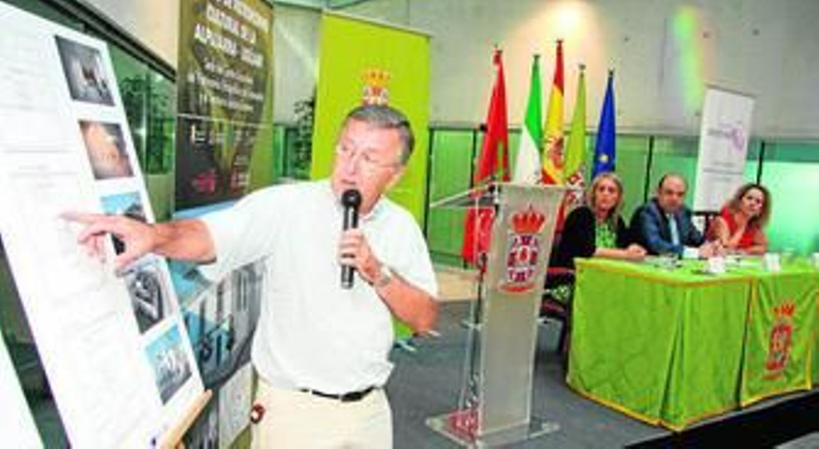 Uno de los técnicos del proyecto explicando los planos del proyecto.