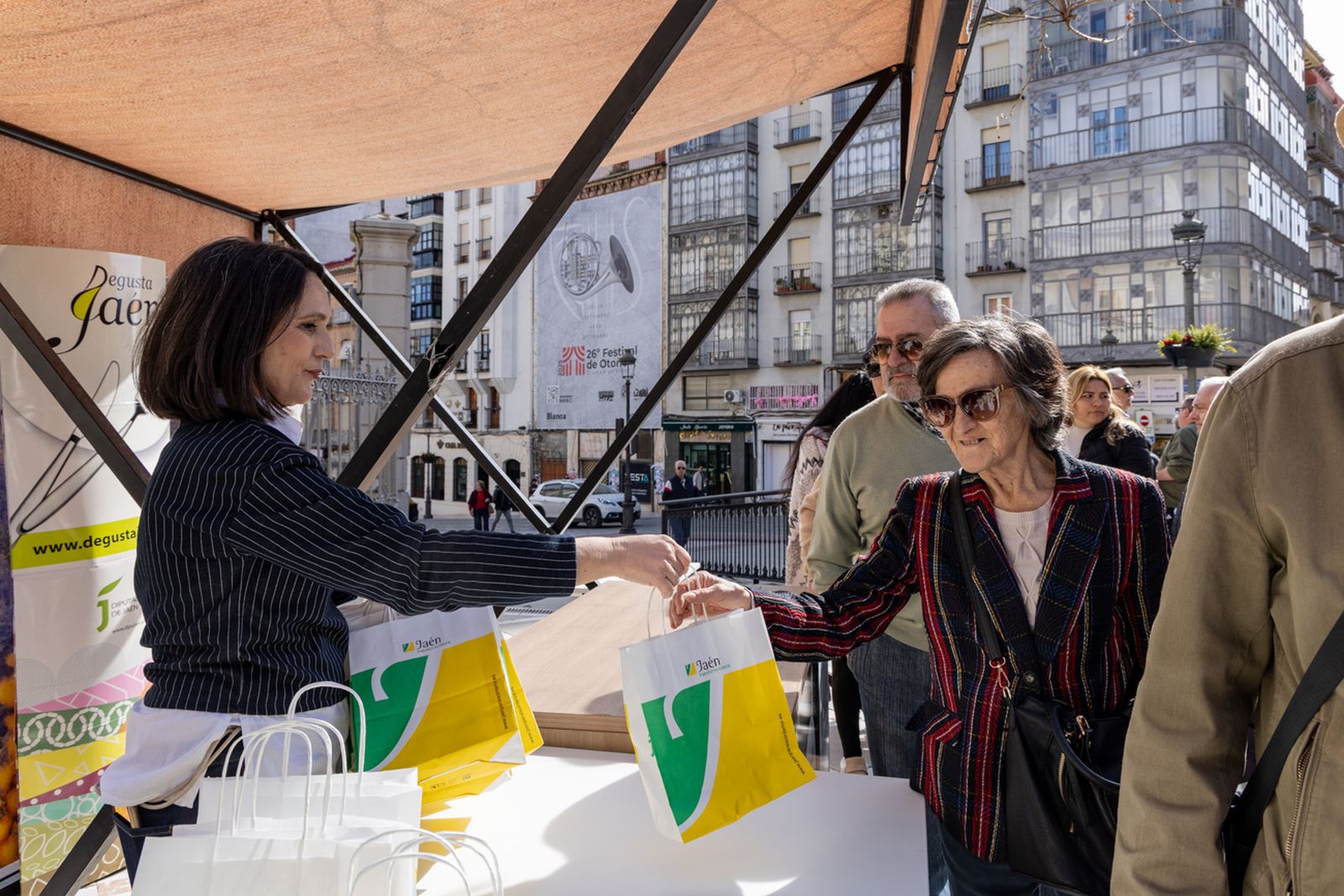 Izado de la Bandera de Andalucía y en un desayuno molinero en Jaén