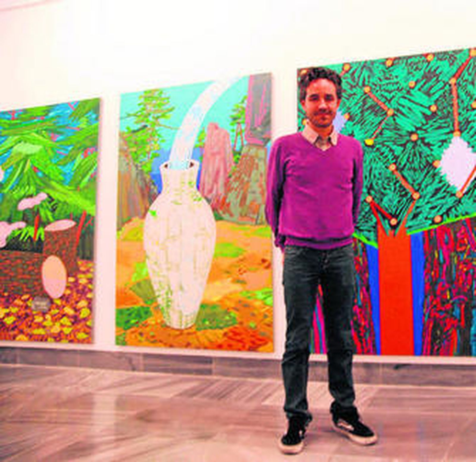 El artista, junto a las obras que expone en el Museo de Huelva.
