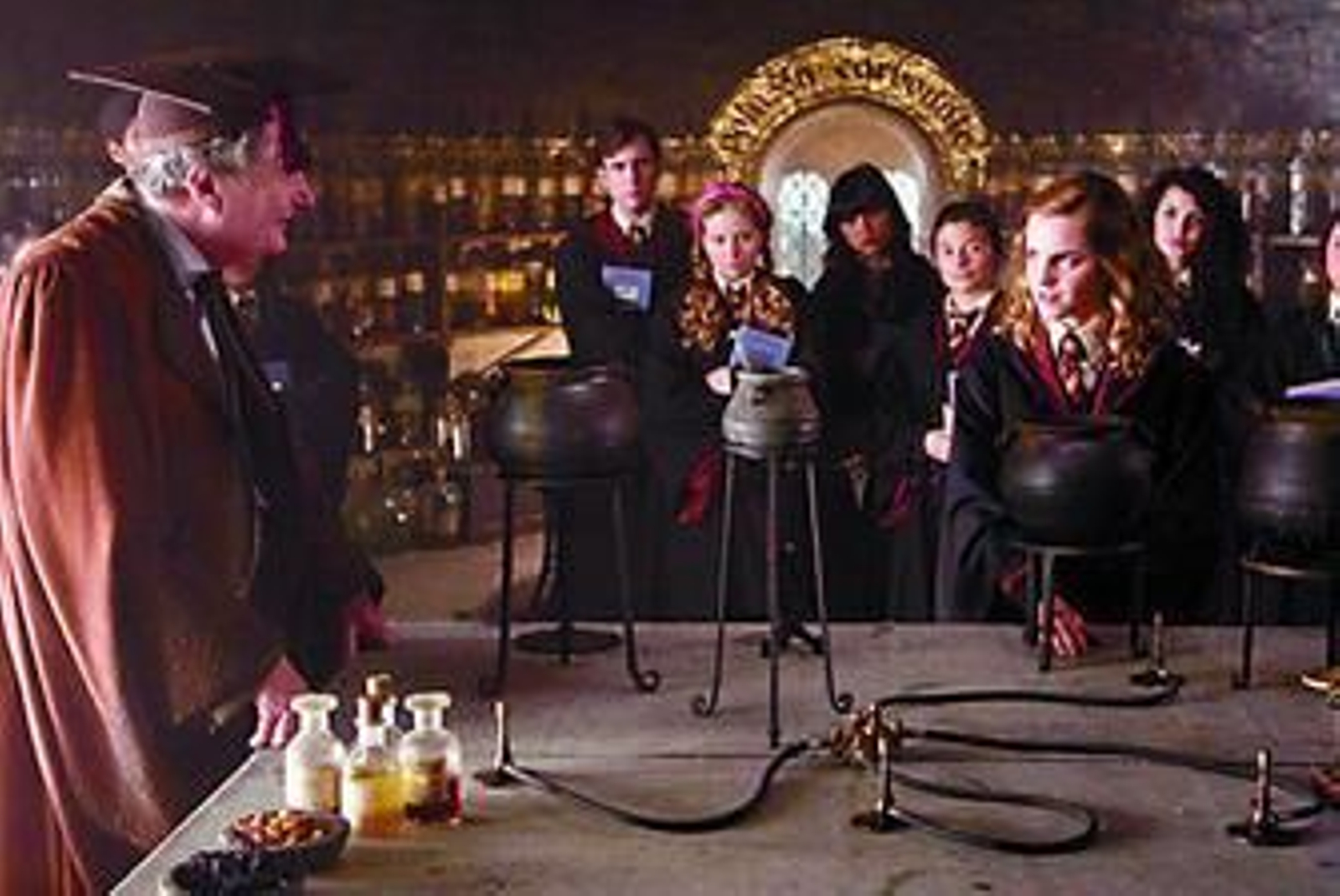 Hermione Granger en la clase de pociones con el profesor Horace Slughorn.