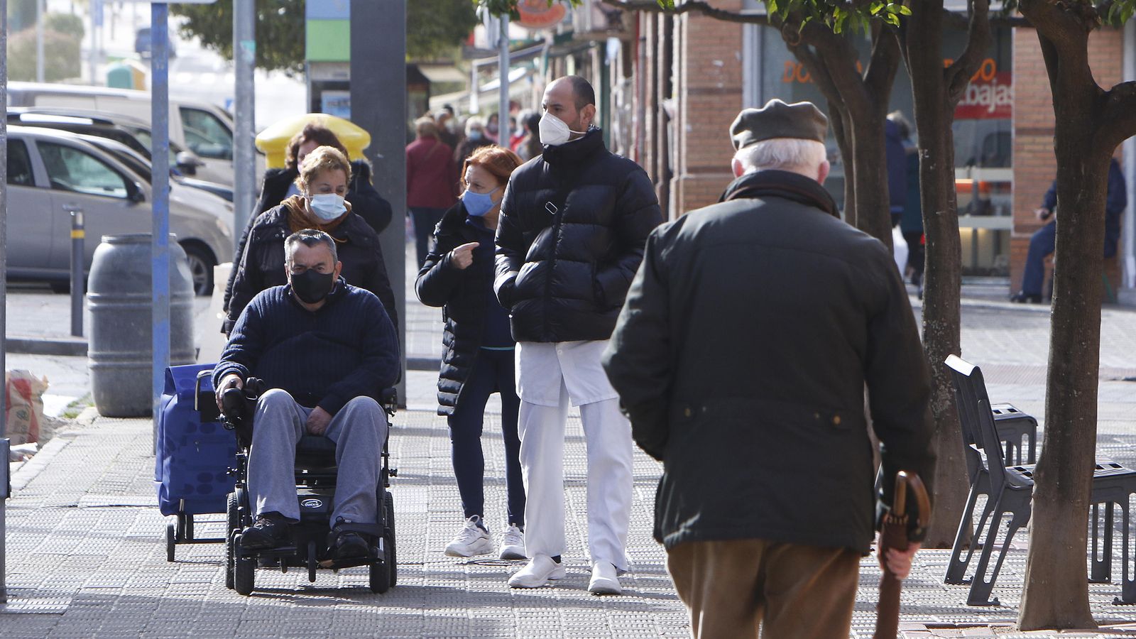 Vecinos paseando por la Avenida de los Pinos, la conocida como 'calle Sierpes' de Montequinto.