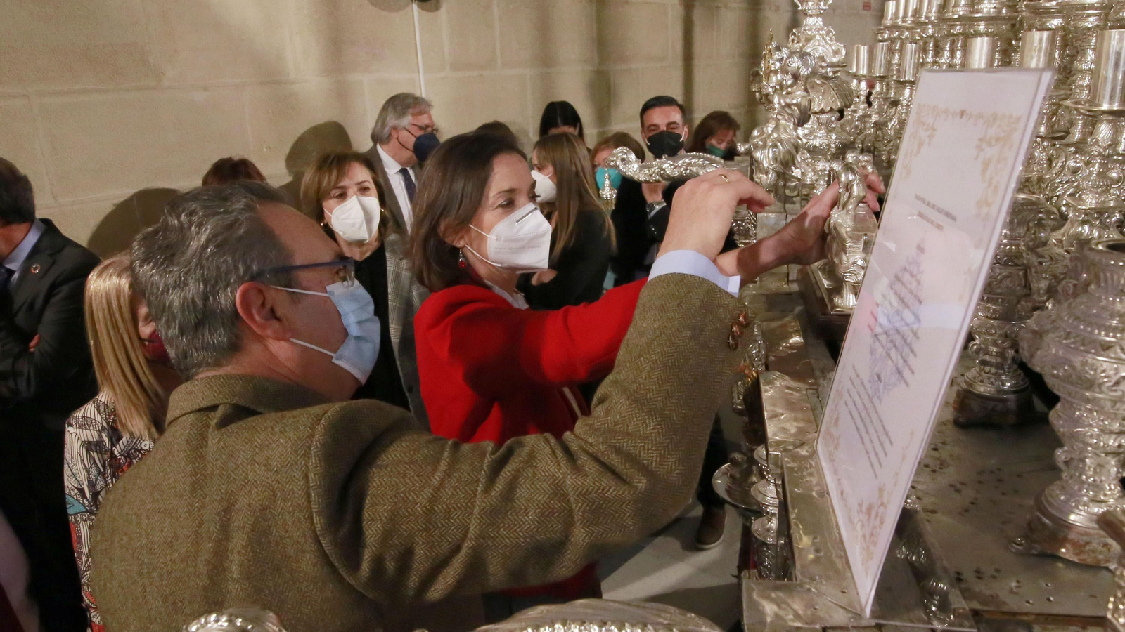 La ministra Reyes Maroto visitando la exposición cofrade en Jerez
