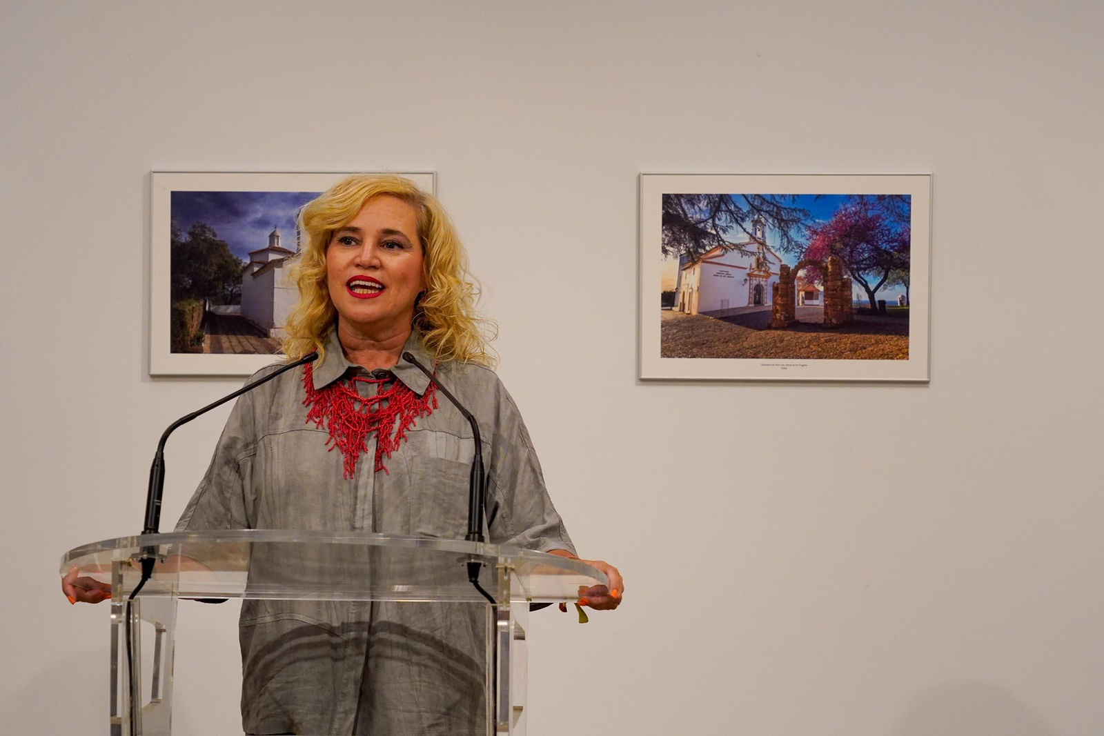 Imágenes de la inauguración de la exposición 'Ermitas de repoblación en la Sierra de Huelva' por La diputada de Cultura, Gracia Baquero, y el autor de la exposición, Jorge Garrido.