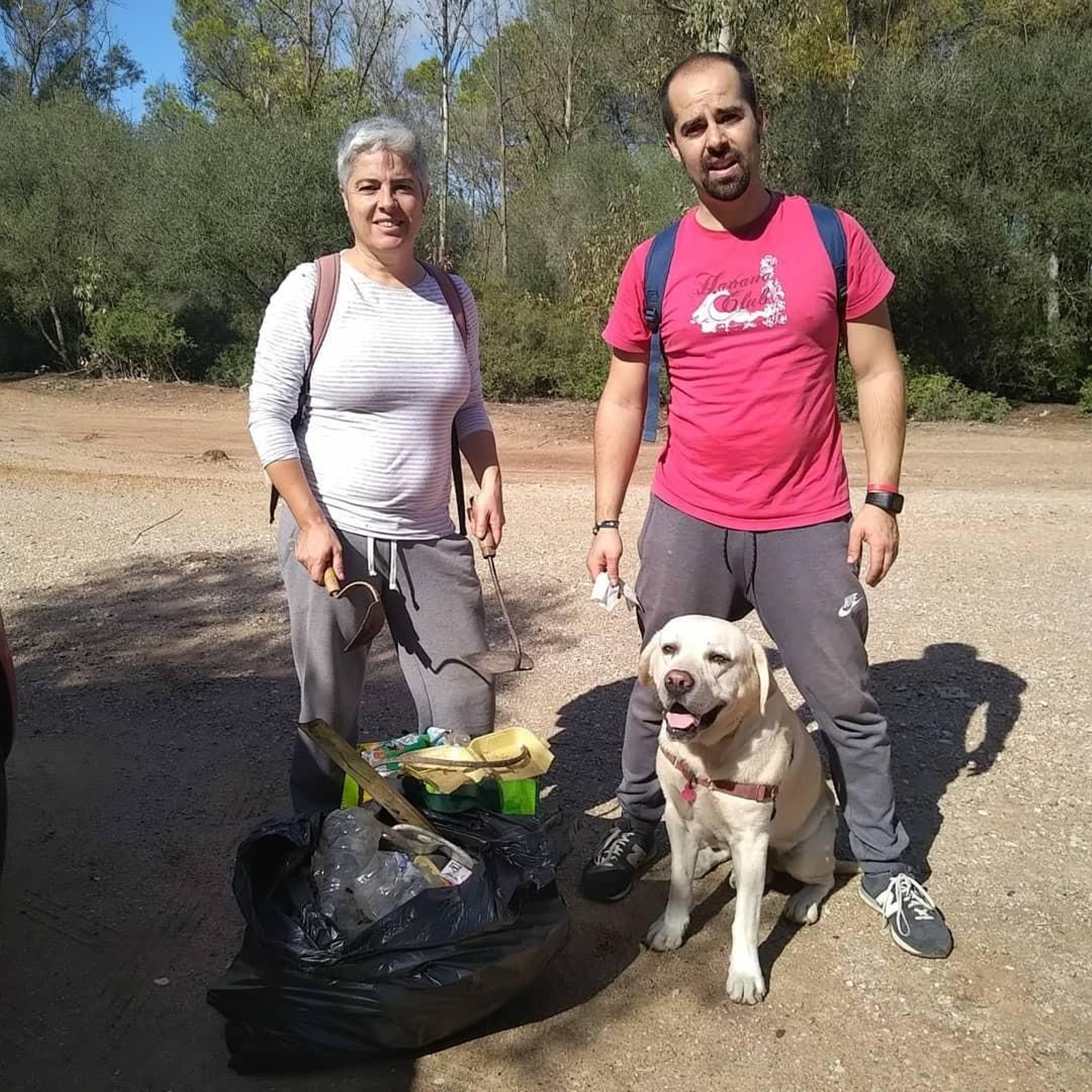 Maribel Jiménez, en una de las salidas a los parques y zonas verdes para retirar basura.
