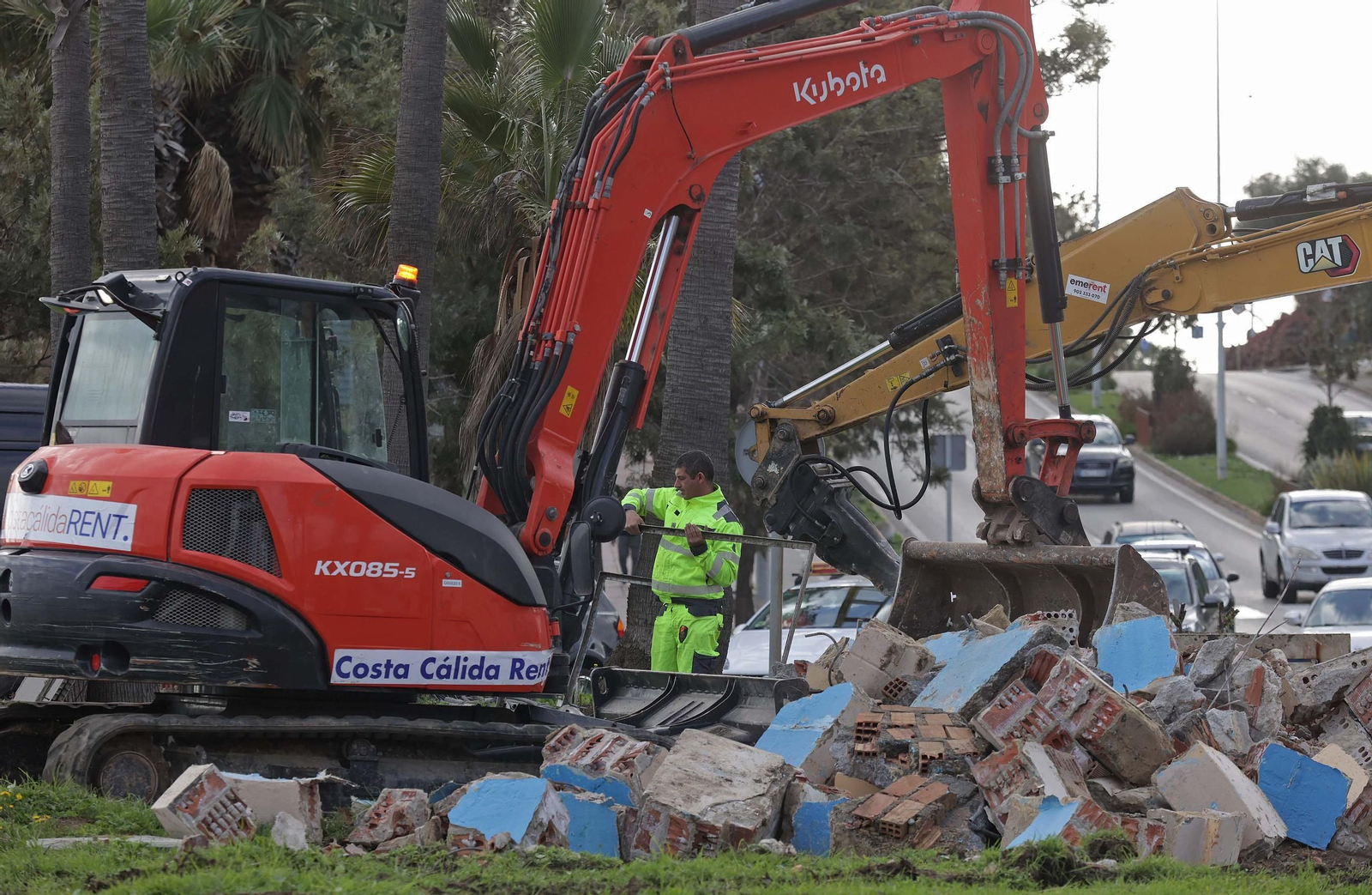 Fotos de la demolición de la fuente de la rotonda del Varadero en Algeciras