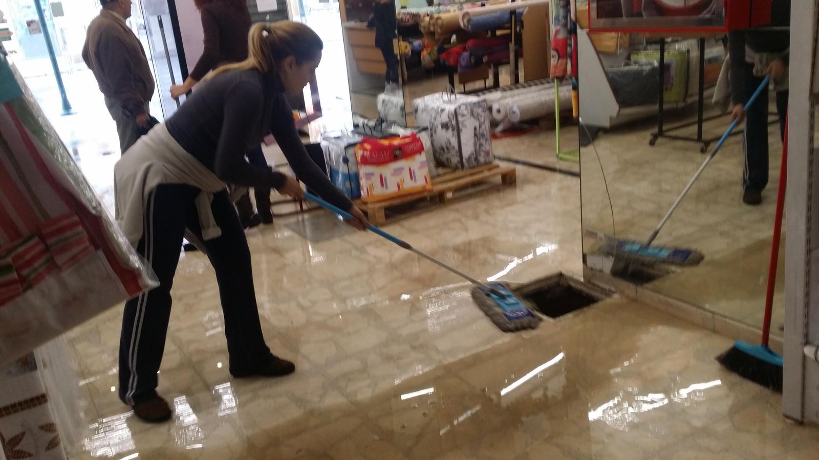 Una trabajadora, en la tienda de textiles Oportunidades Málaga.