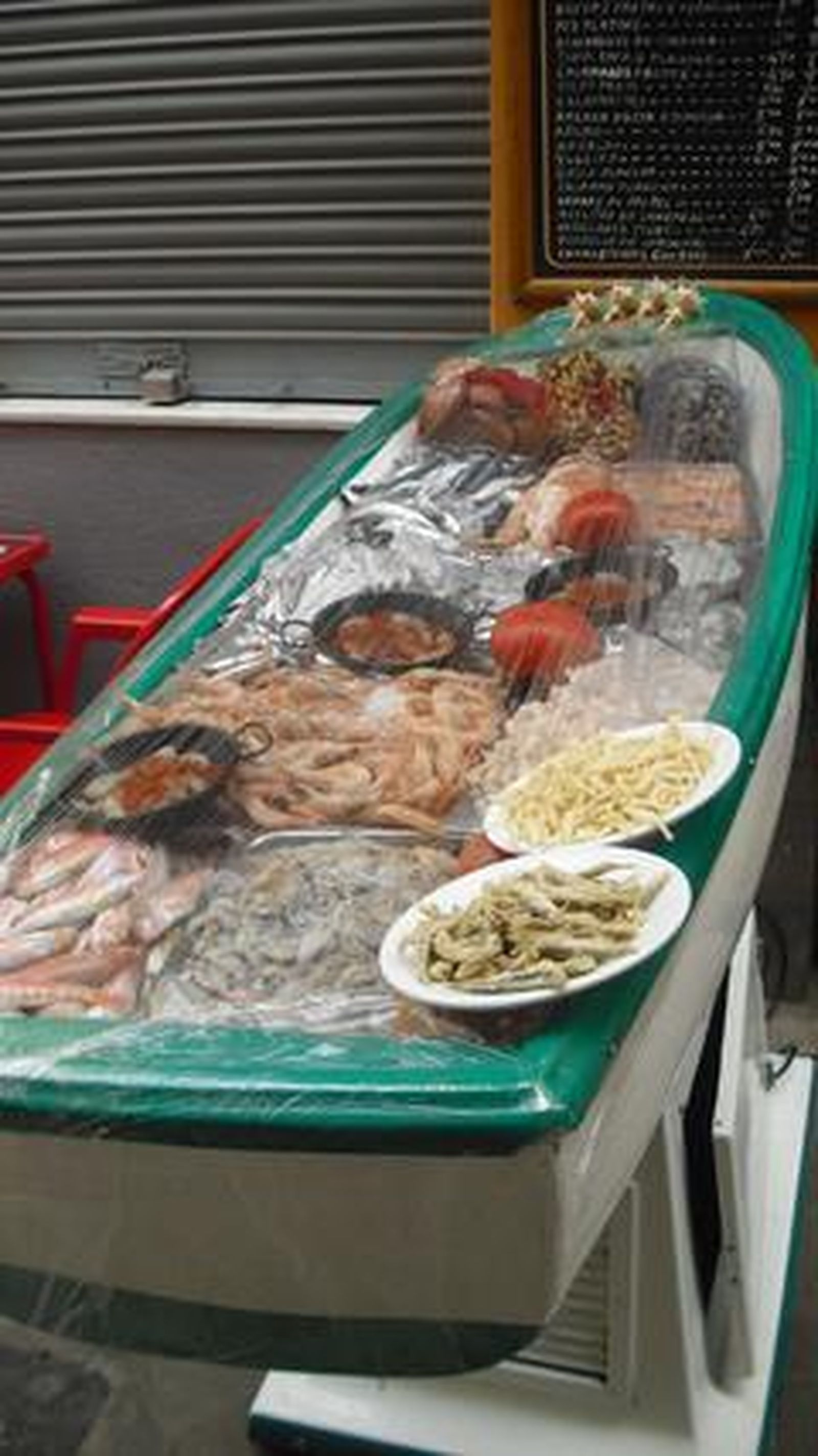 Taberna Rincón Chinitas

Las frituras son lo más demandado en este pasaje tan emblemático de la ciudad. La Taberna Rincón Chinitas lleva instalada desde el 97, con su característica barca de pescado fresco en la puerta en la que muestra sus principales platos. Desde 4,50 euros se puede degustar media ración de 'pescaíto' y acompañarla con un vino de Málaga o una cerveza.

Pasaje Chinitas, 13.