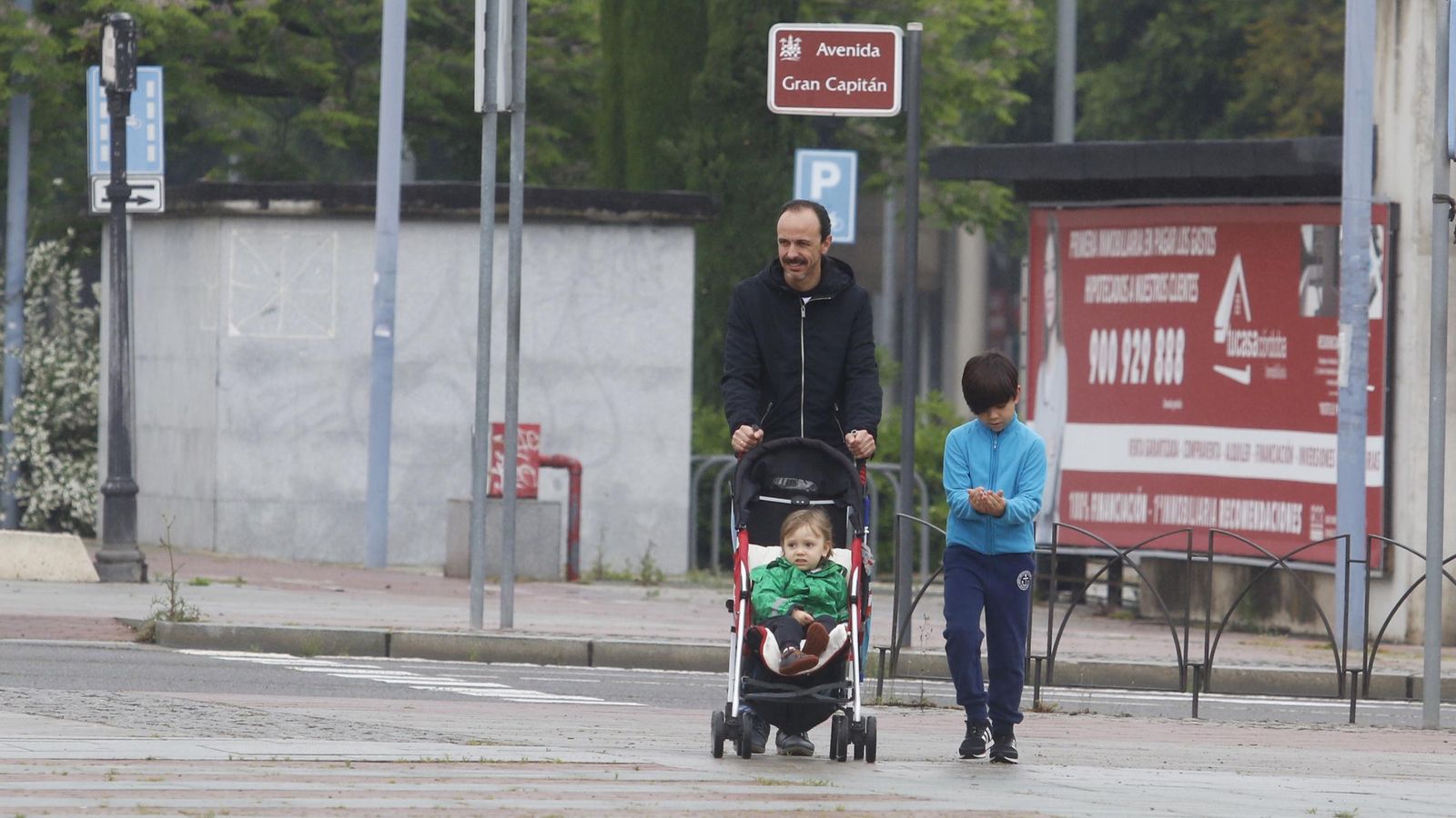 Manuel López con dos de sus niños, Noah y Bruno.