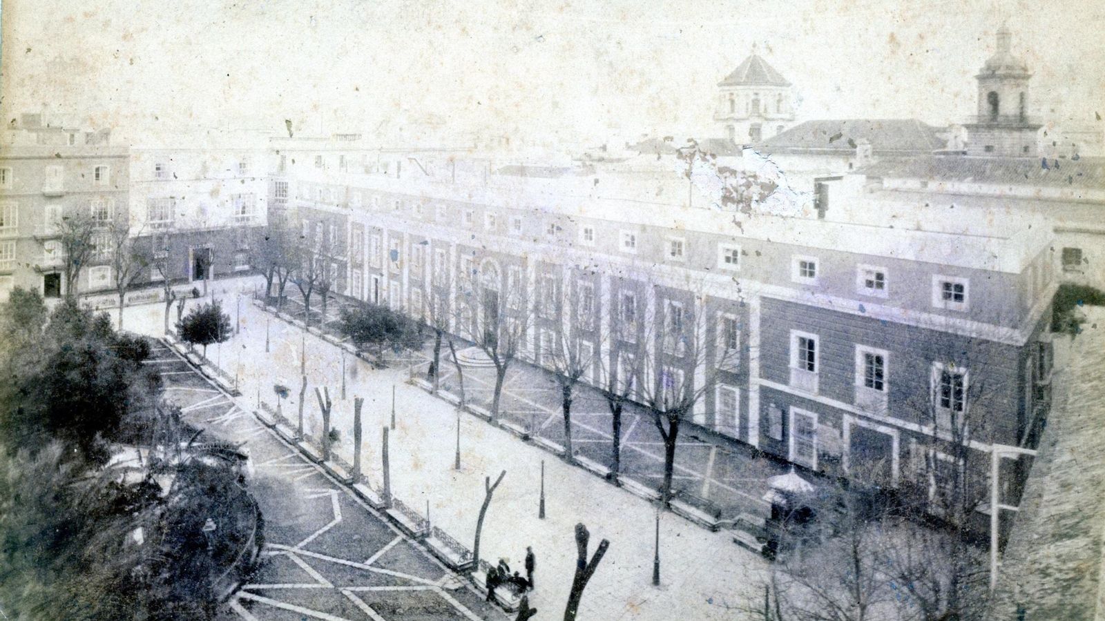Fotografía de Rocafull del año 1884 que muestra la fachada de la Academia de Bellas Artes con la Casa Pinillos al fondo y el Callejón del Tinte a la derecha.