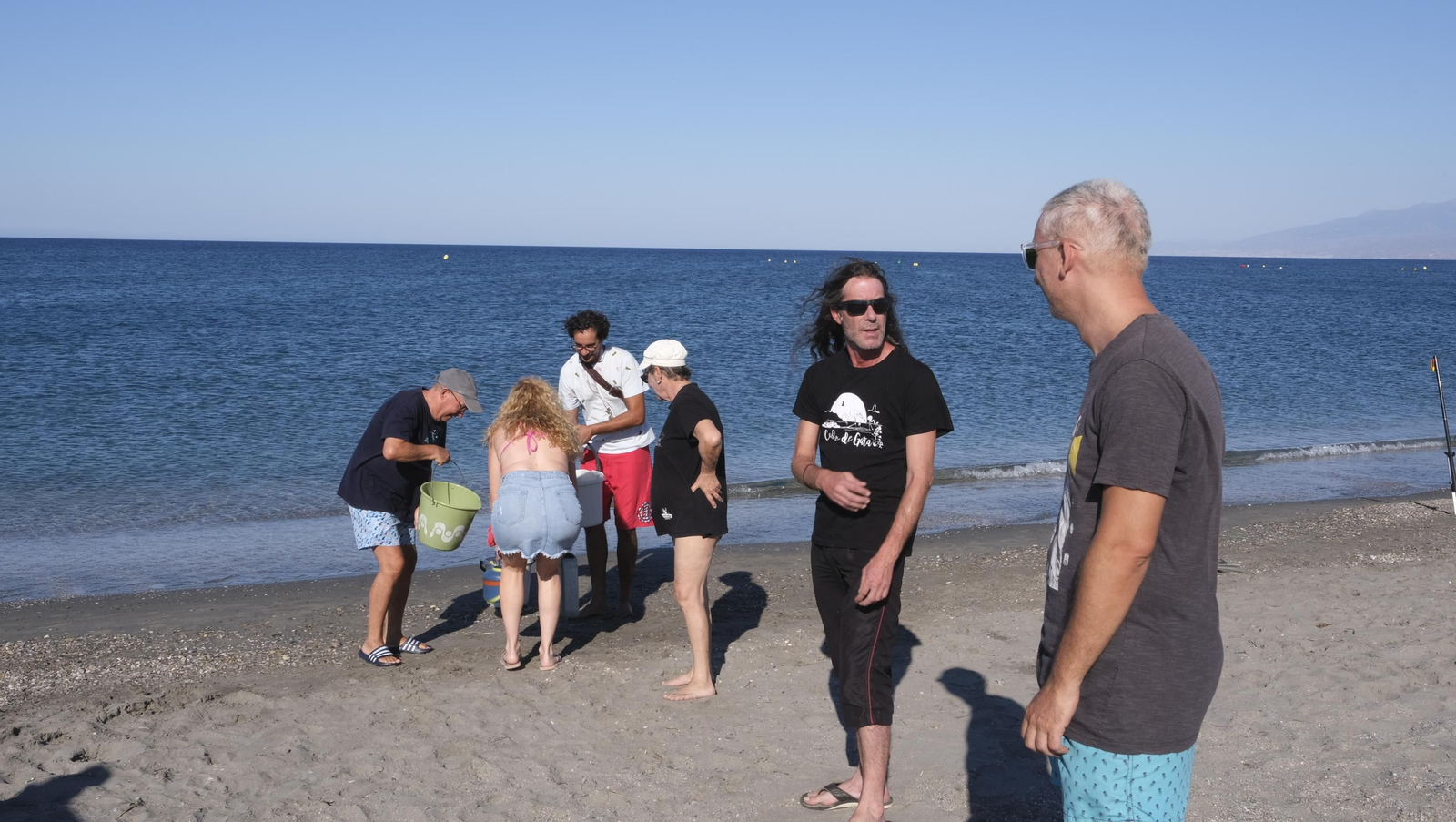 Imágenes de la cadena humana contra la desecación de Las Salinas de Cabo de Gata. Almería