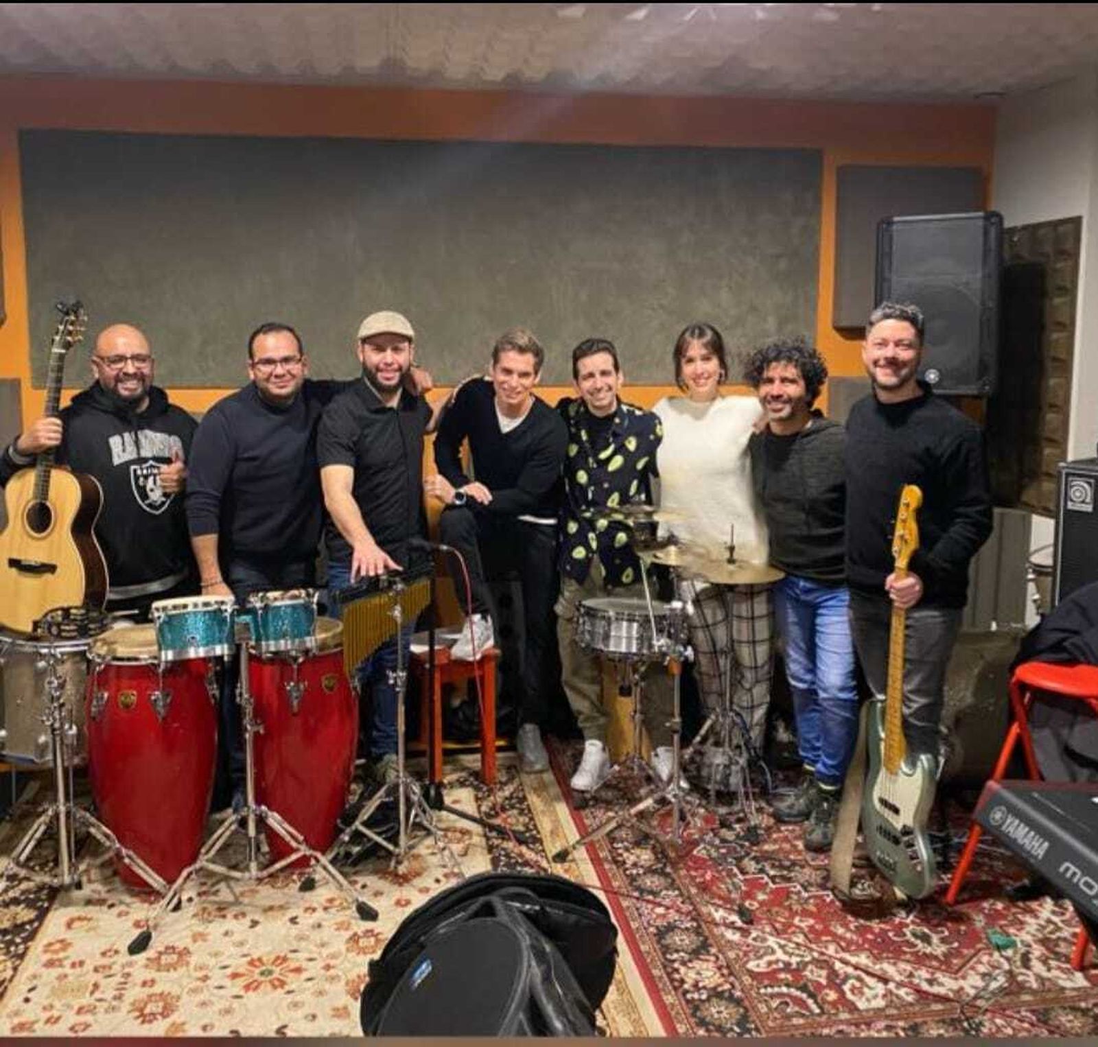 Elena Chico junto a Carlos Baute y su banda.