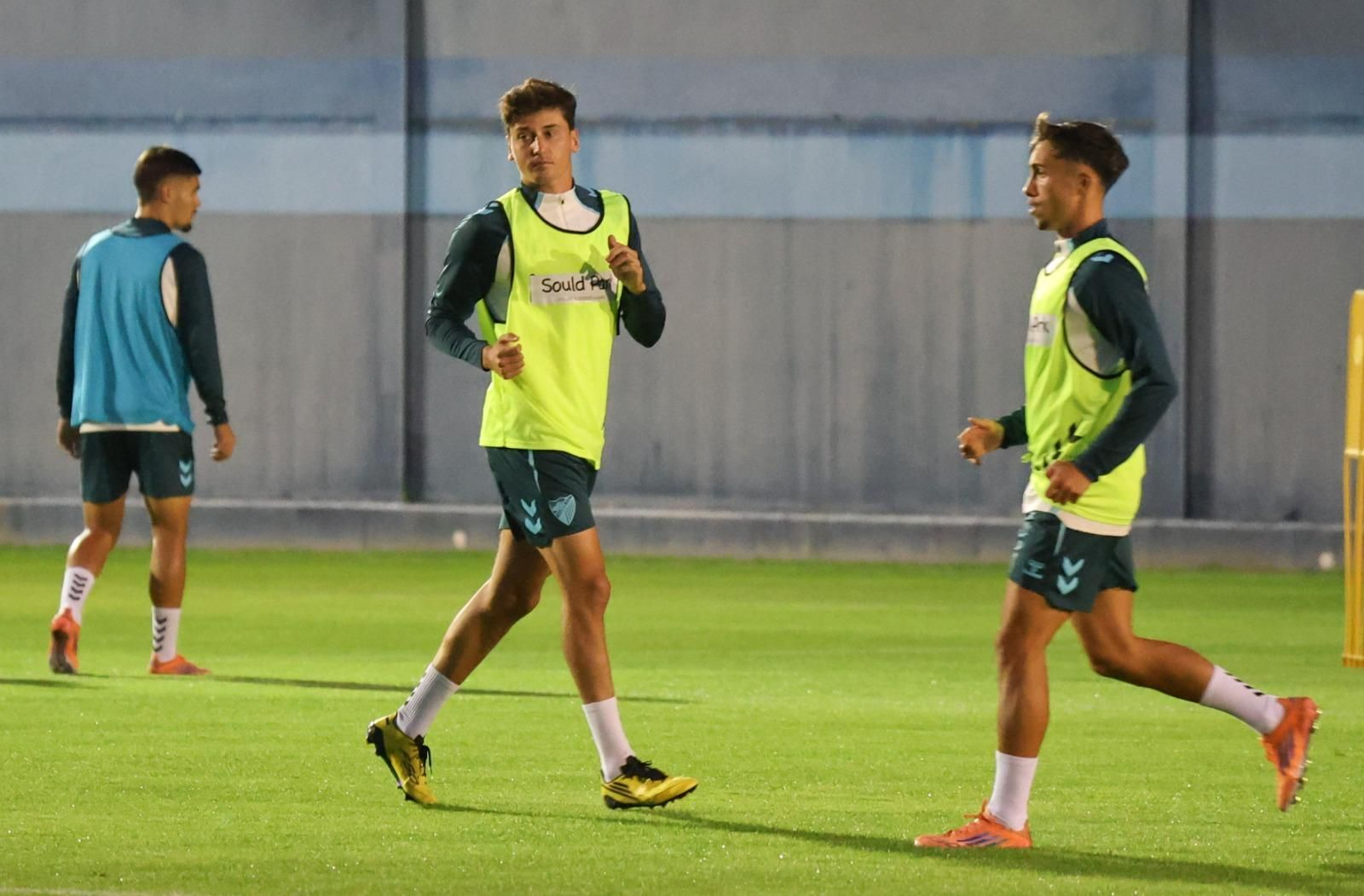 El Málaga CF prepara la cita de Copa ante el Estepona con los menos habituales apretando