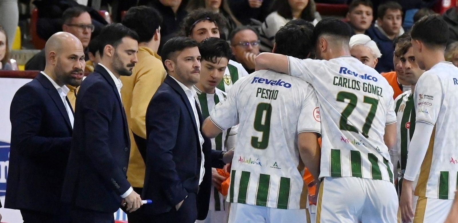 Ema Santoro da órdenes a sus jugadores durante un tiempo muerto.